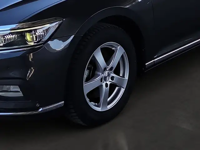 Volkswagen Passat view 11