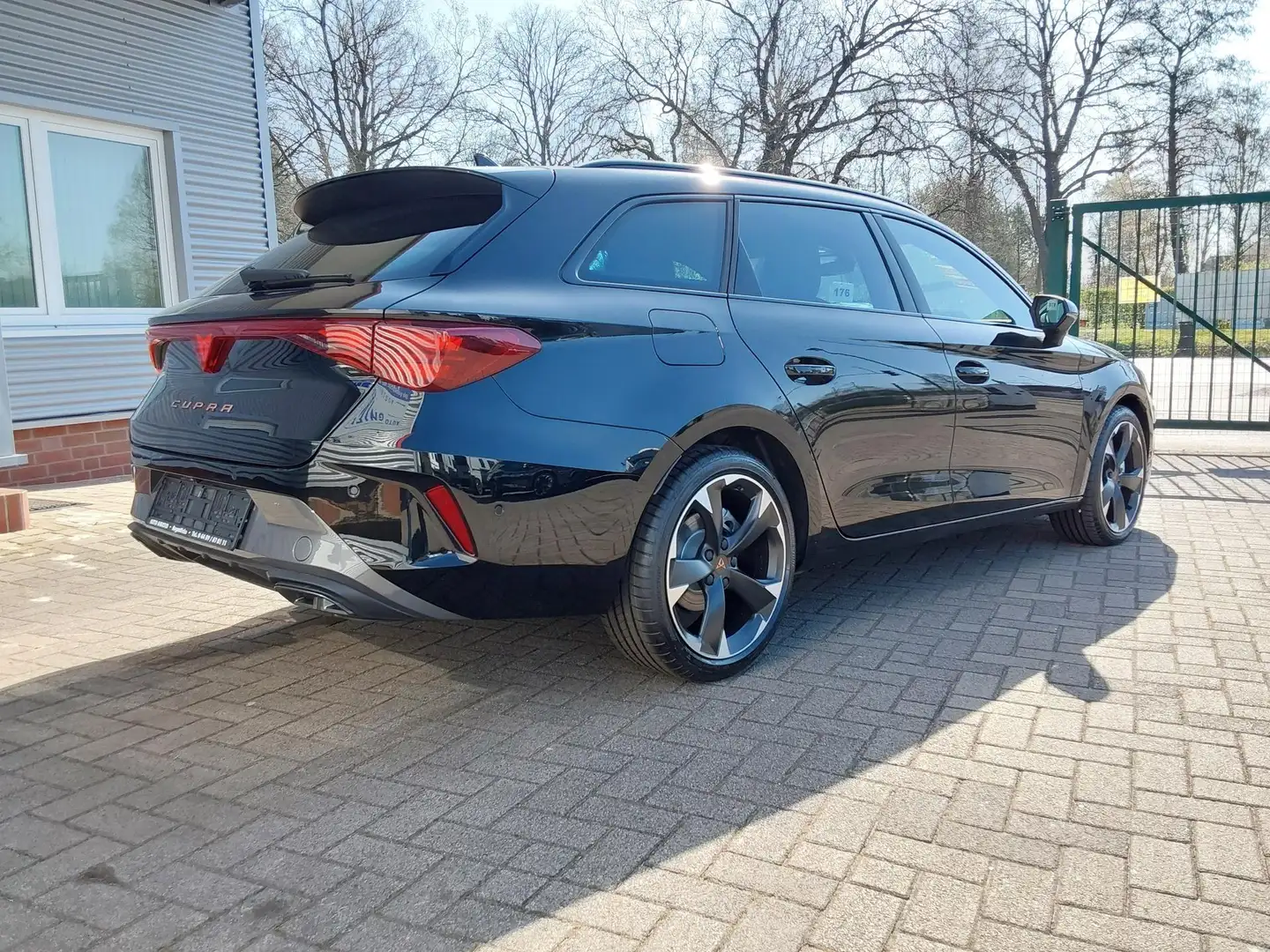 CUPRA Leon 2.0 TDI DSG ACC/LED/PDC/SHZ/NAV/KAM 110 kW (150... Schwarz - 2