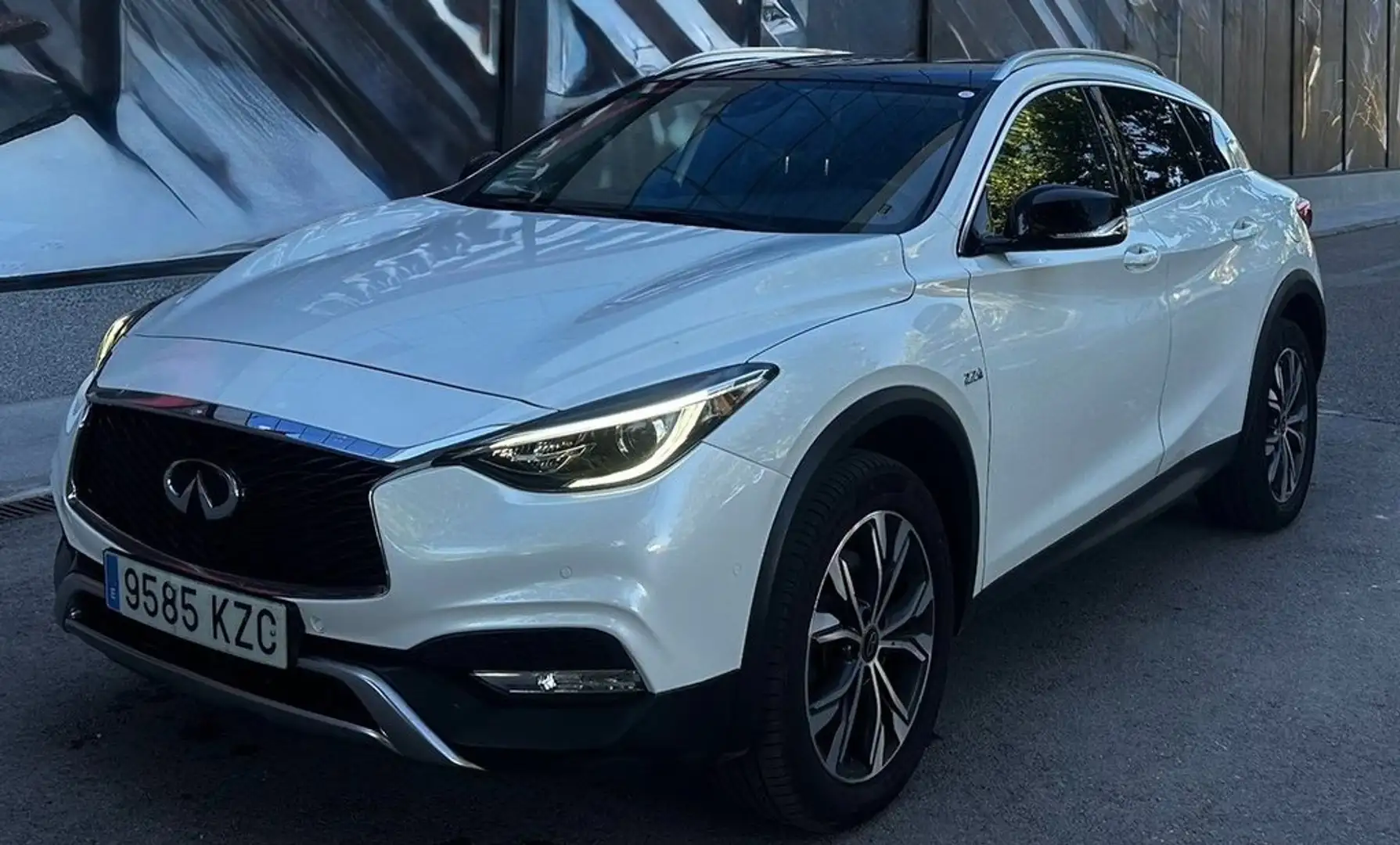 Infiniti QX30 2.2d Premium AWD 7DCT Wit - 1