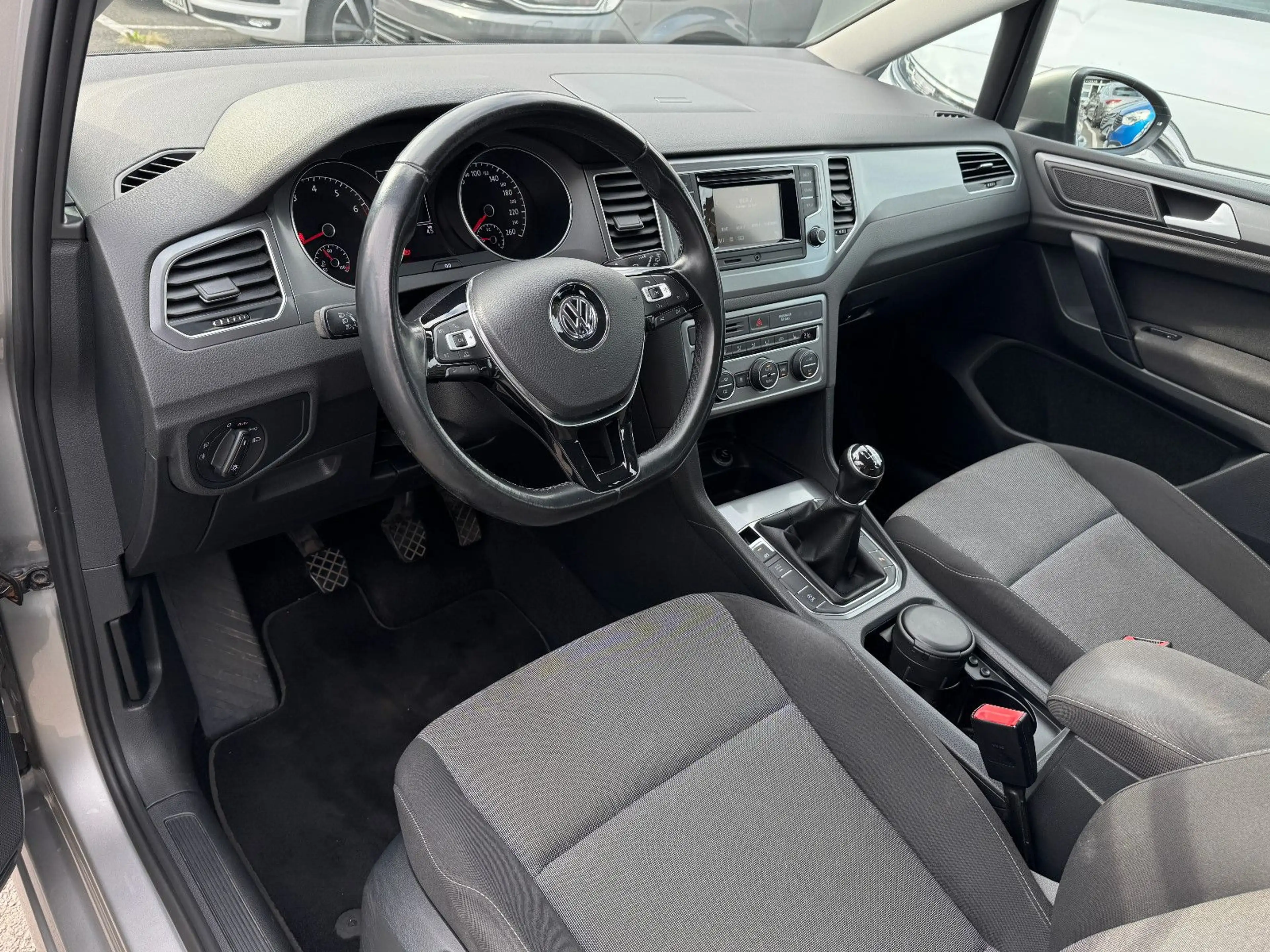 Volkswagen Golf Sportsvan Xenon AHK Stdhzg Shz Klima PDC 16 — photo 10