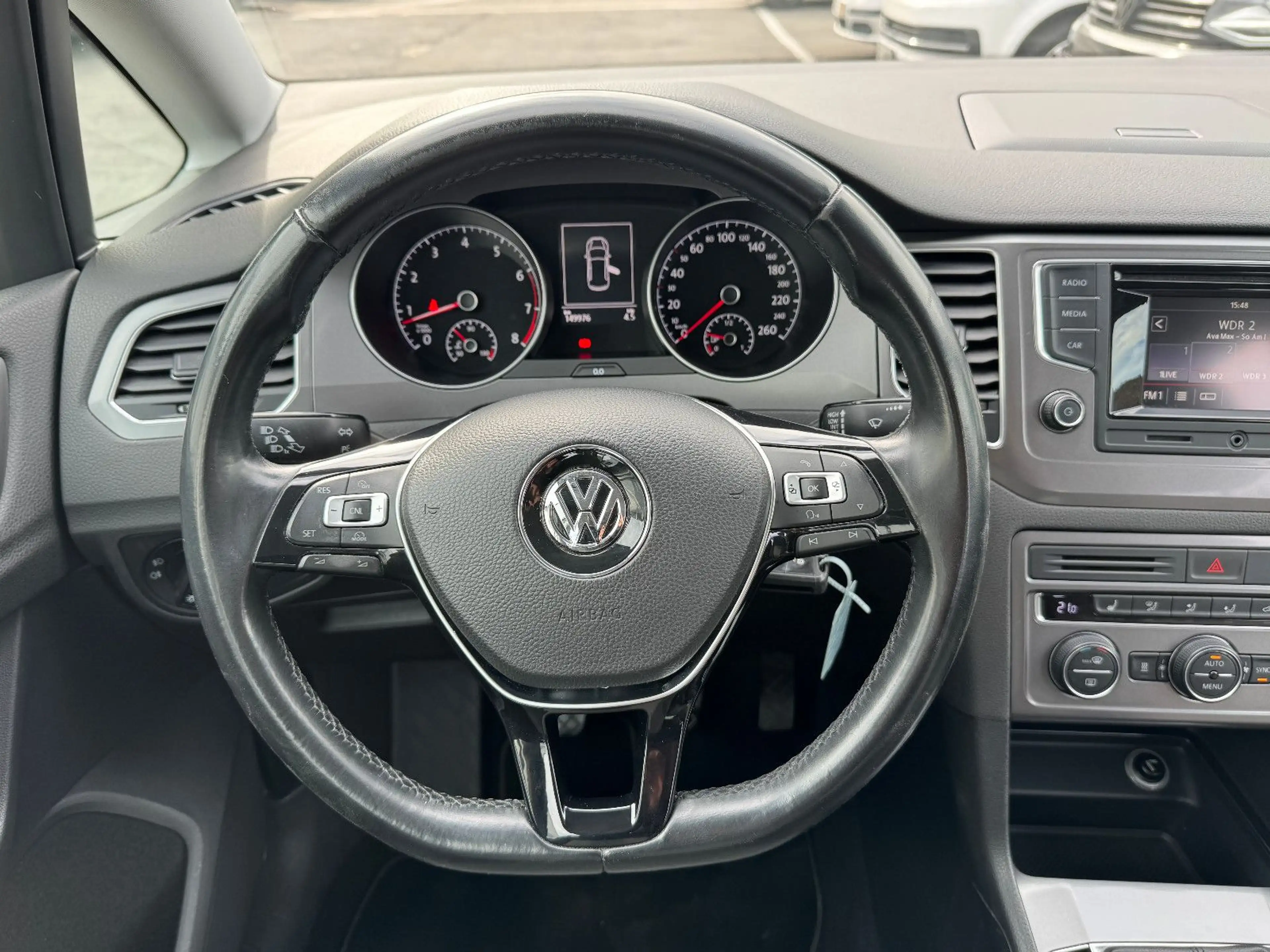 Volkswagen Golf Sportsvan Xenon AHK Stdhzg Shz Klima PDC 16 — photo 12