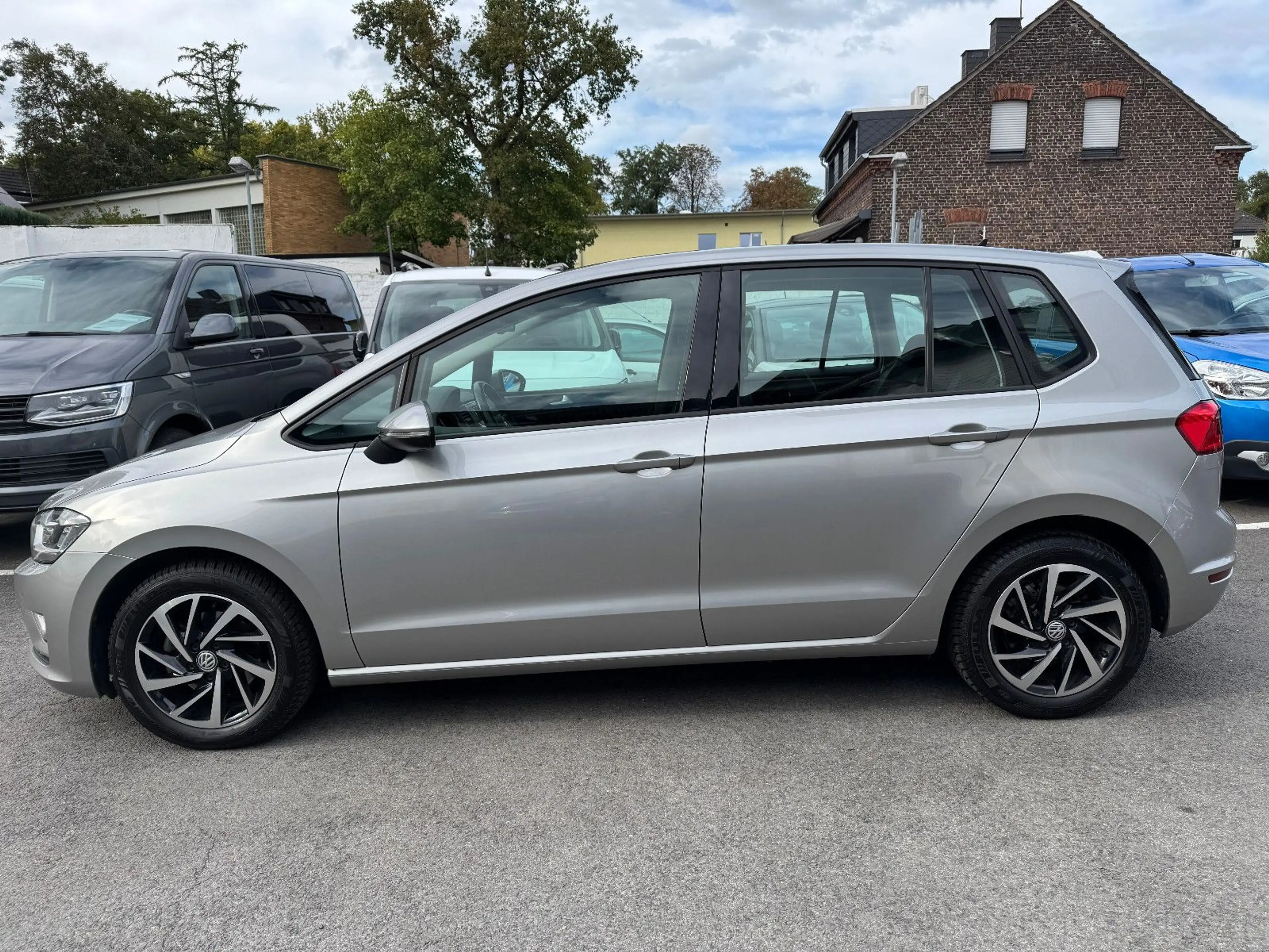 Volkswagen Golf Sportsvan Xenon AHK Stdhzg Shz Klima PDC 16 — photo 3