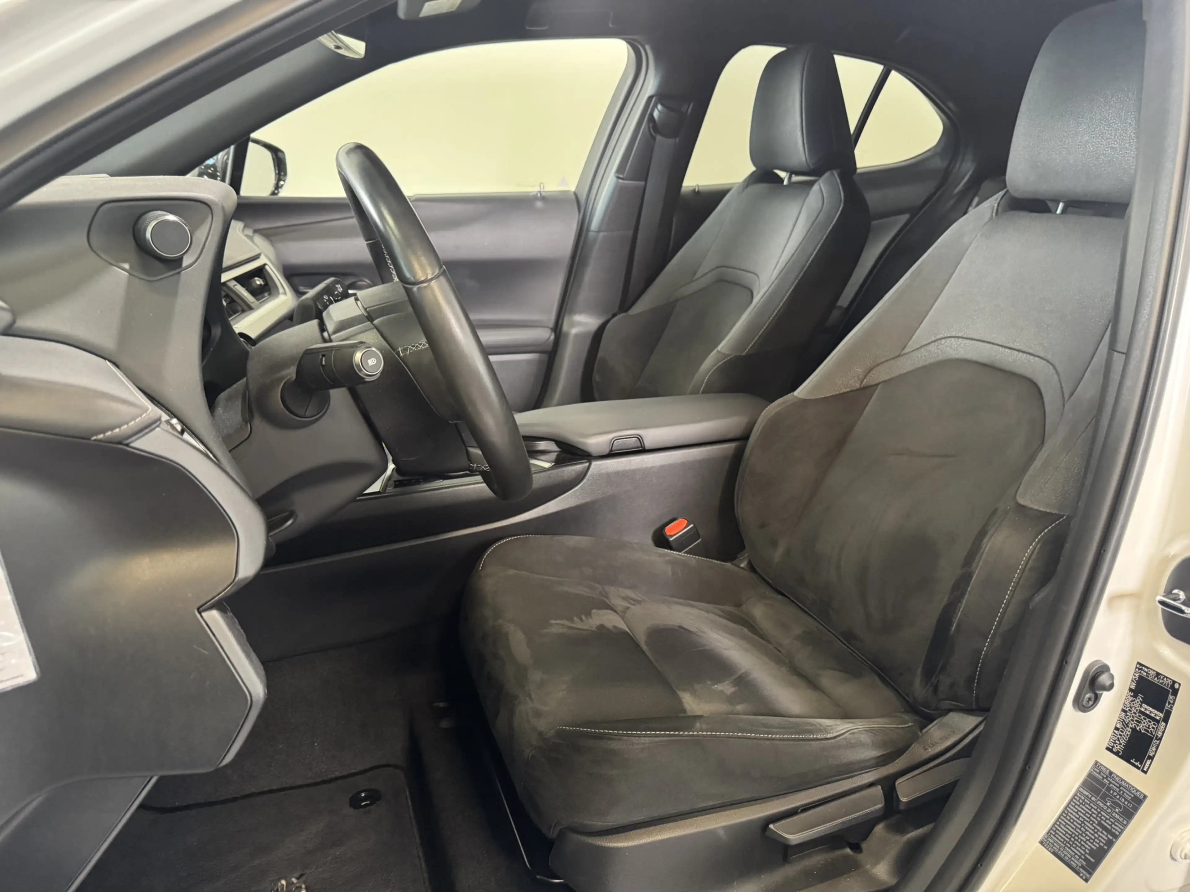 Lexus UX 250h Preference Line — photo 7