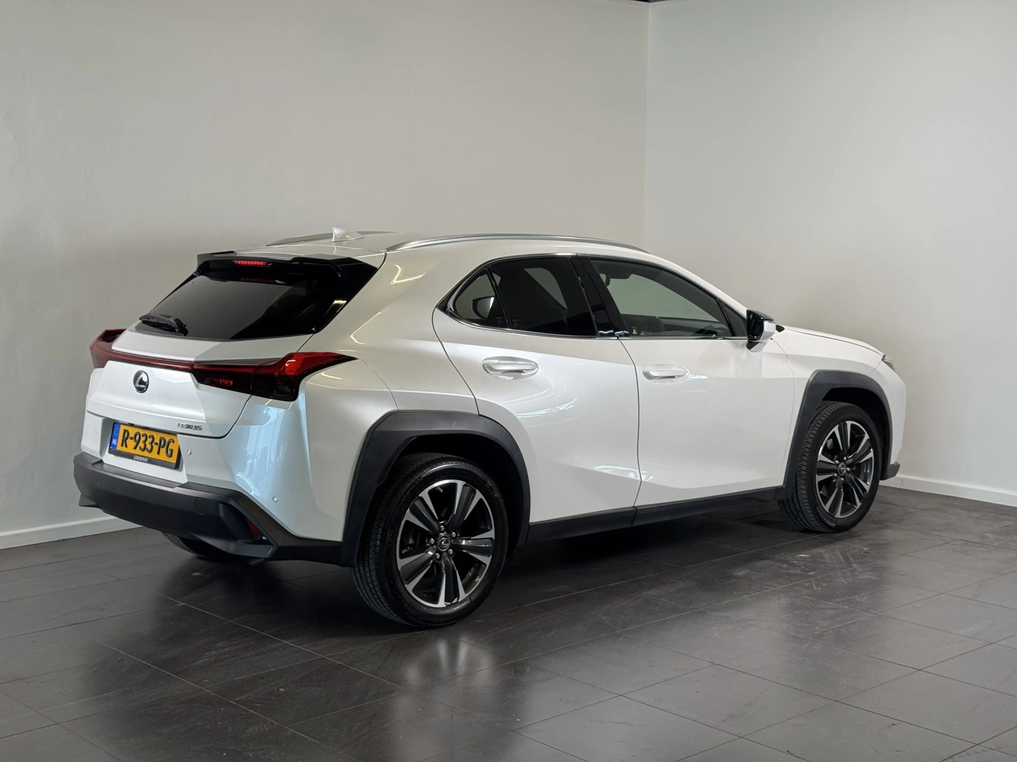 Lexus UX 250h Preference Line — photo 10