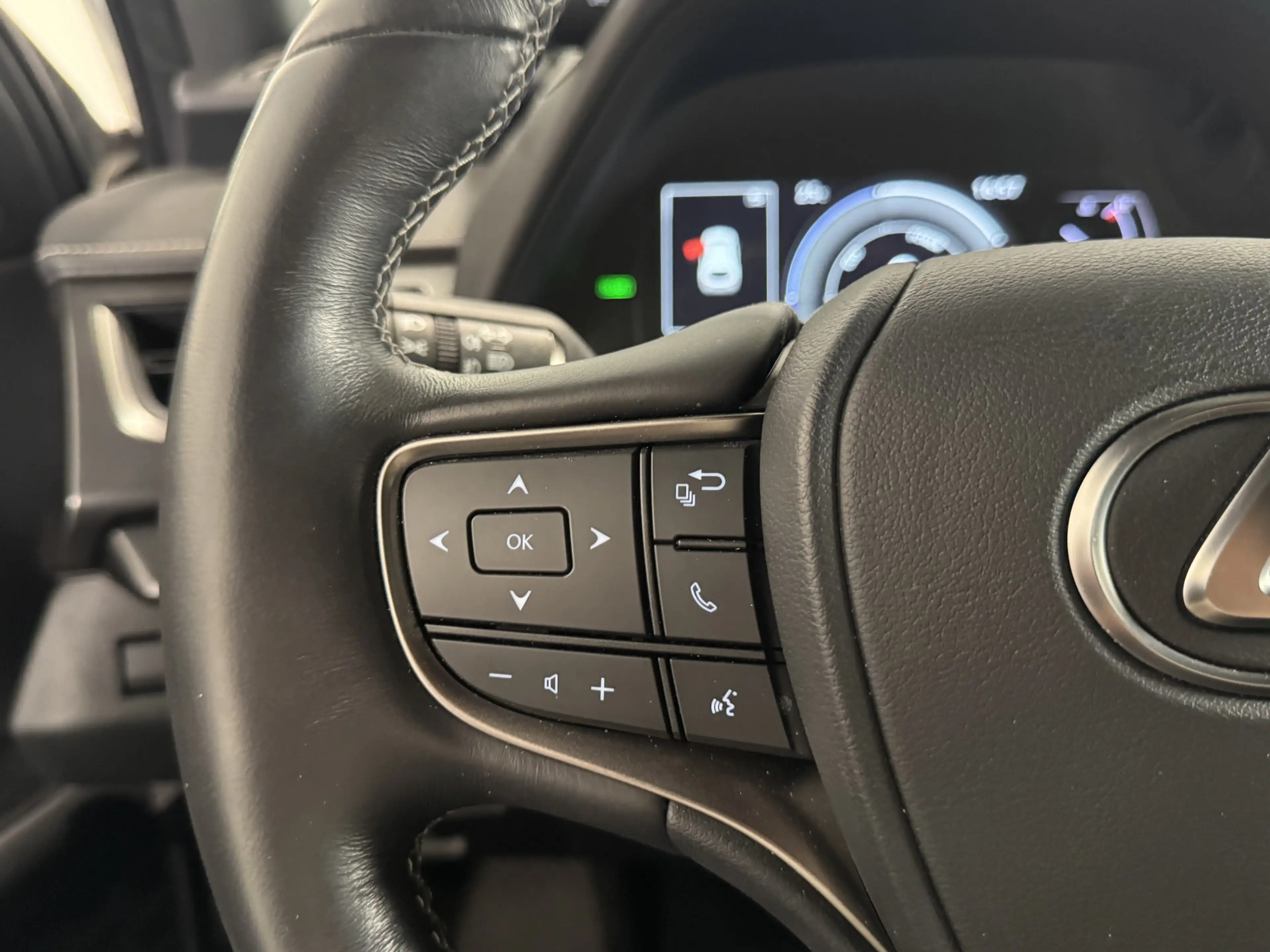 Lexus UX 250h Preference Line — photo 15