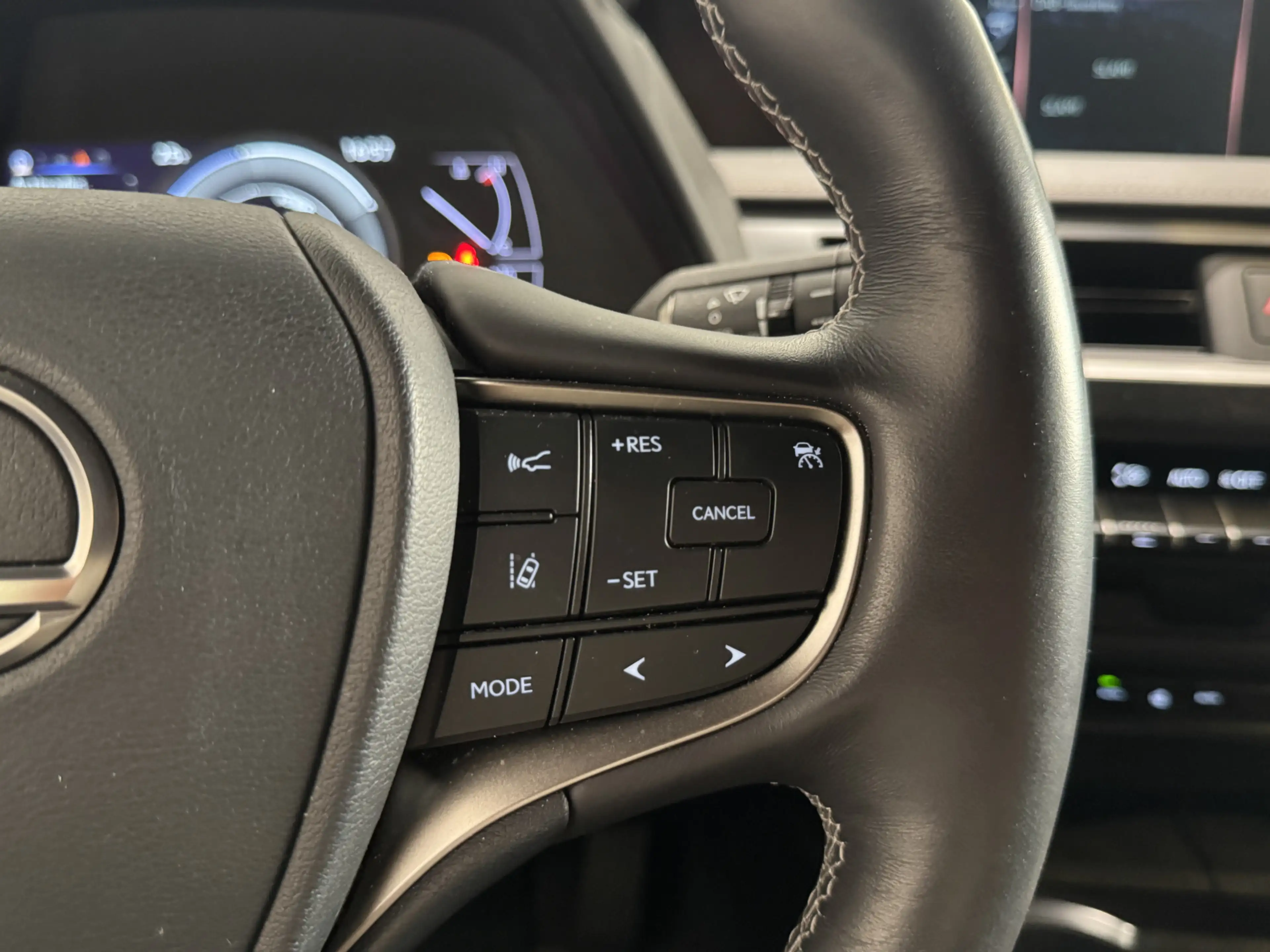 Lexus UX 250h Preference Line — photo 14