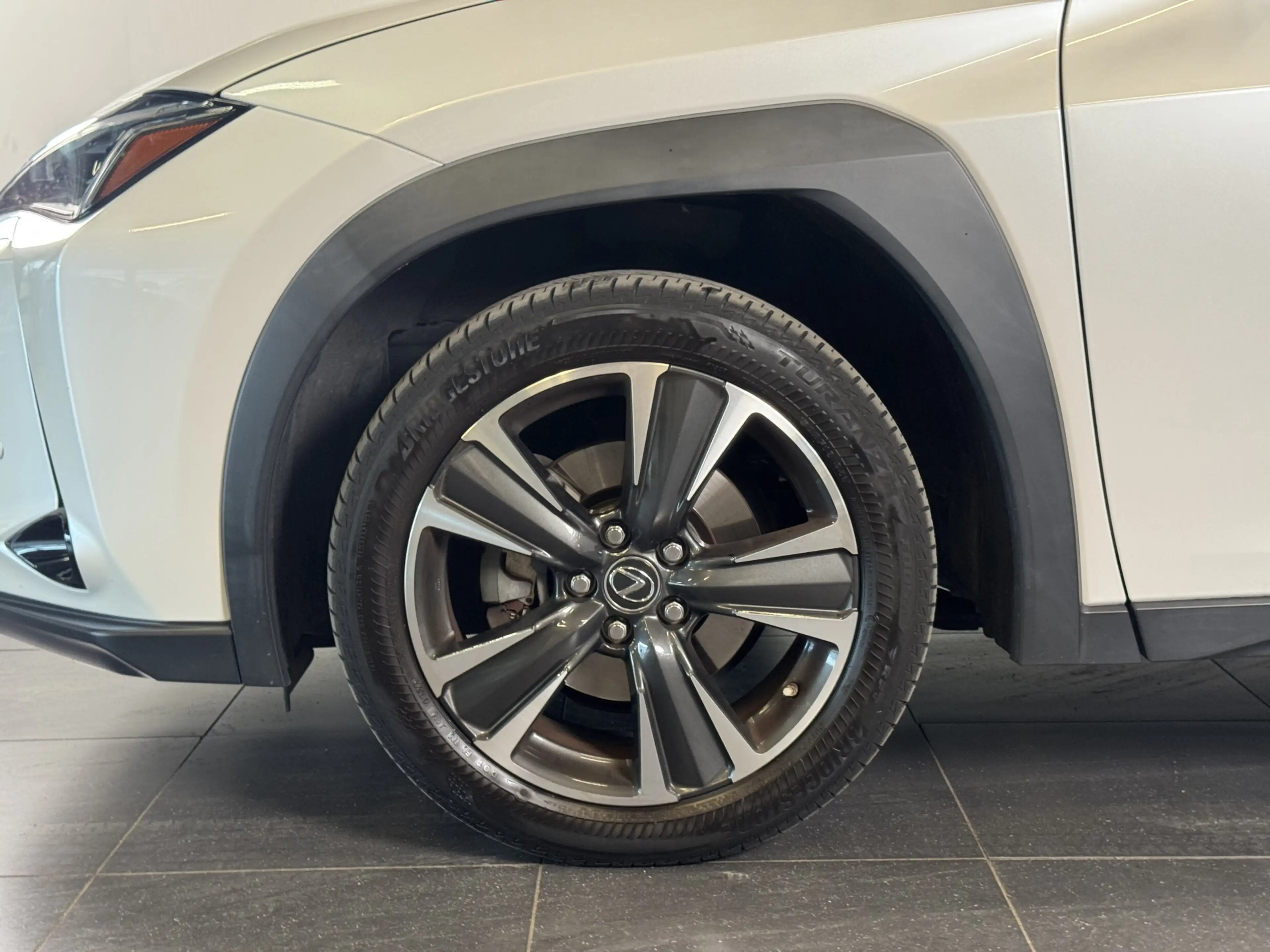 Lexus UX 250h Preference Line — photo 4
