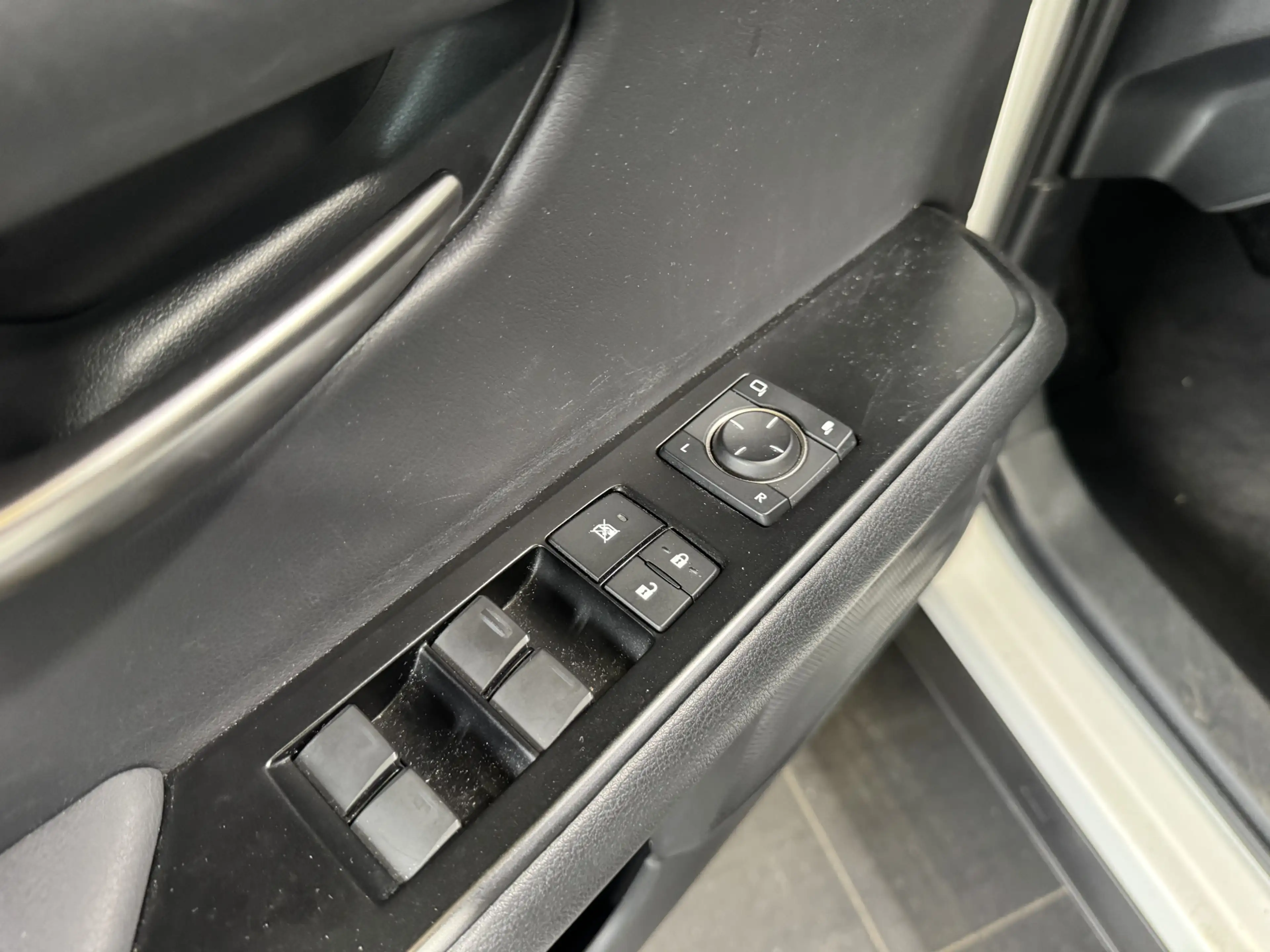 Lexus UX 250h Preference Line — photo 9