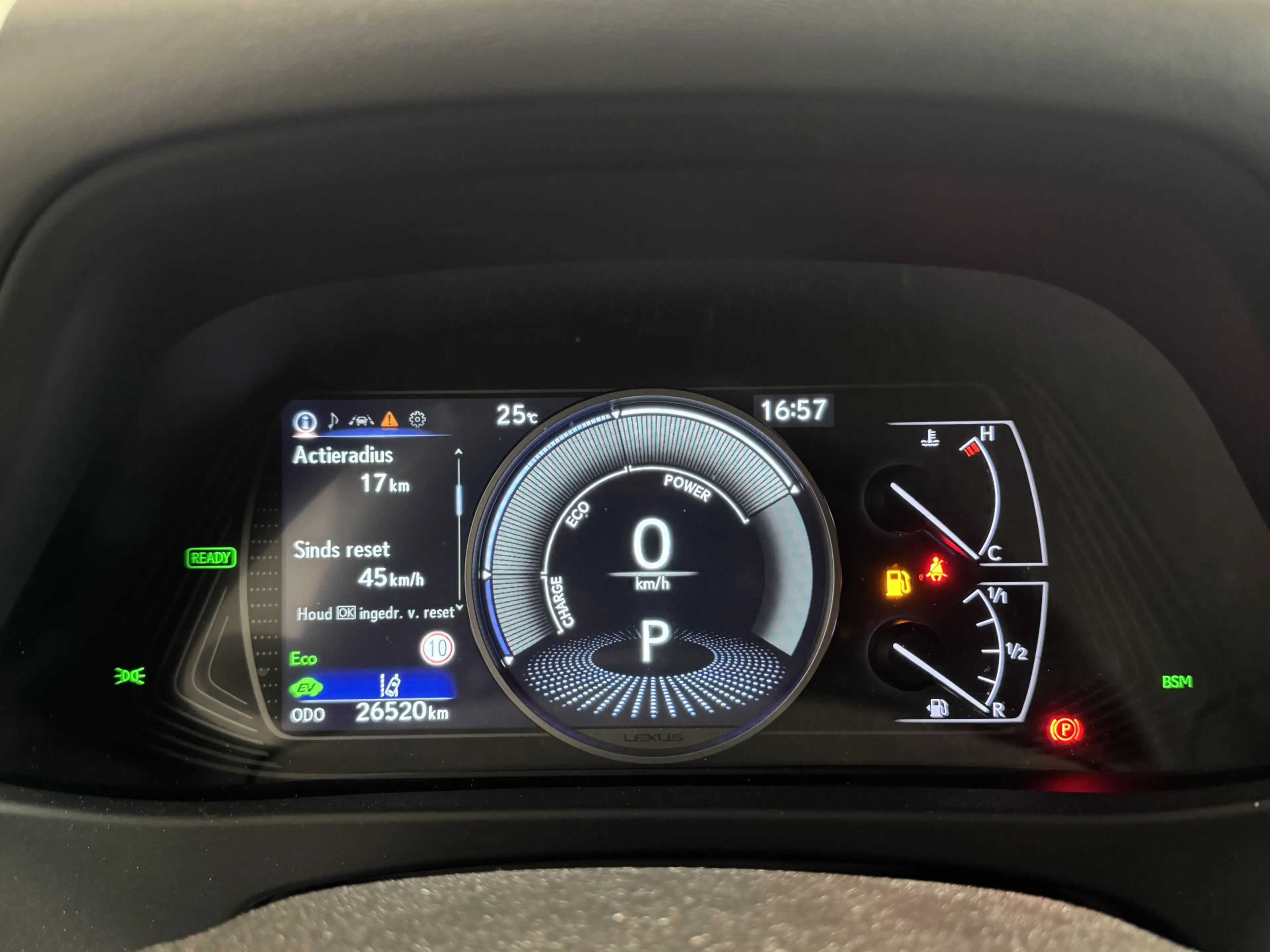 Lexus UX 250h Preference Line — photo 13