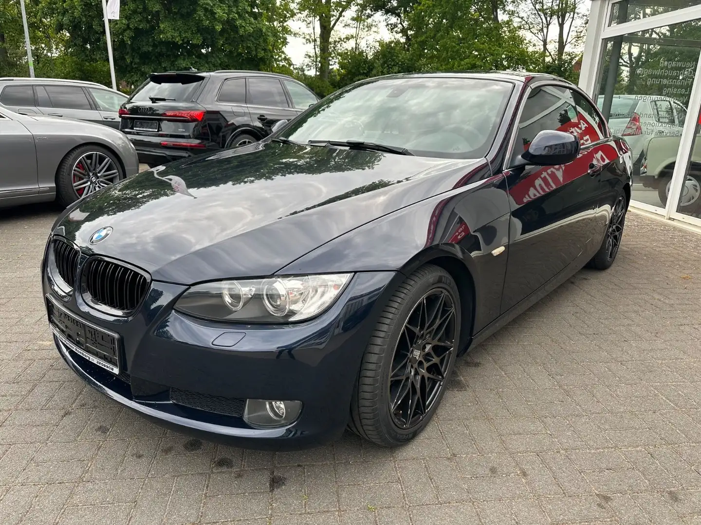 BMW 320 i Cabrio Xenom Leder Navi Blau - 2