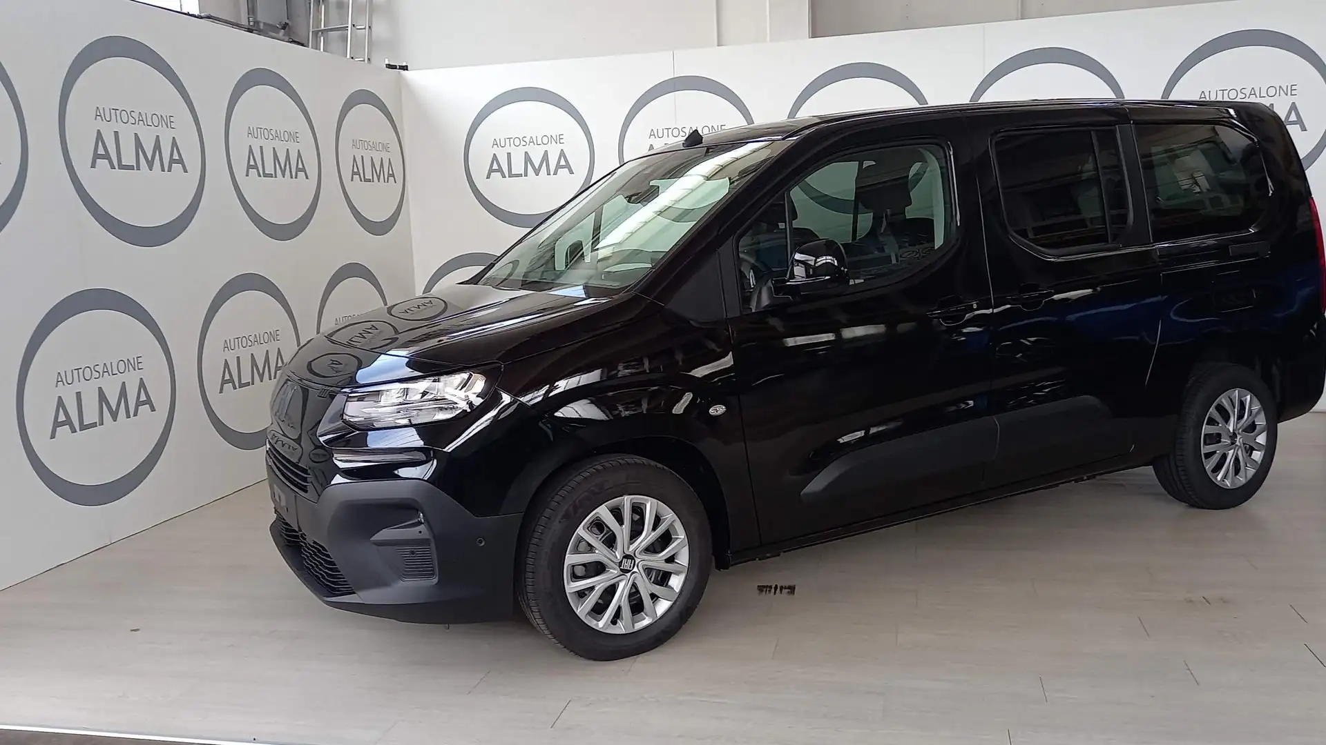 Fiat Doblo MAXI 1.5 BlueHdi 130 CV AT8 Чорний - 2