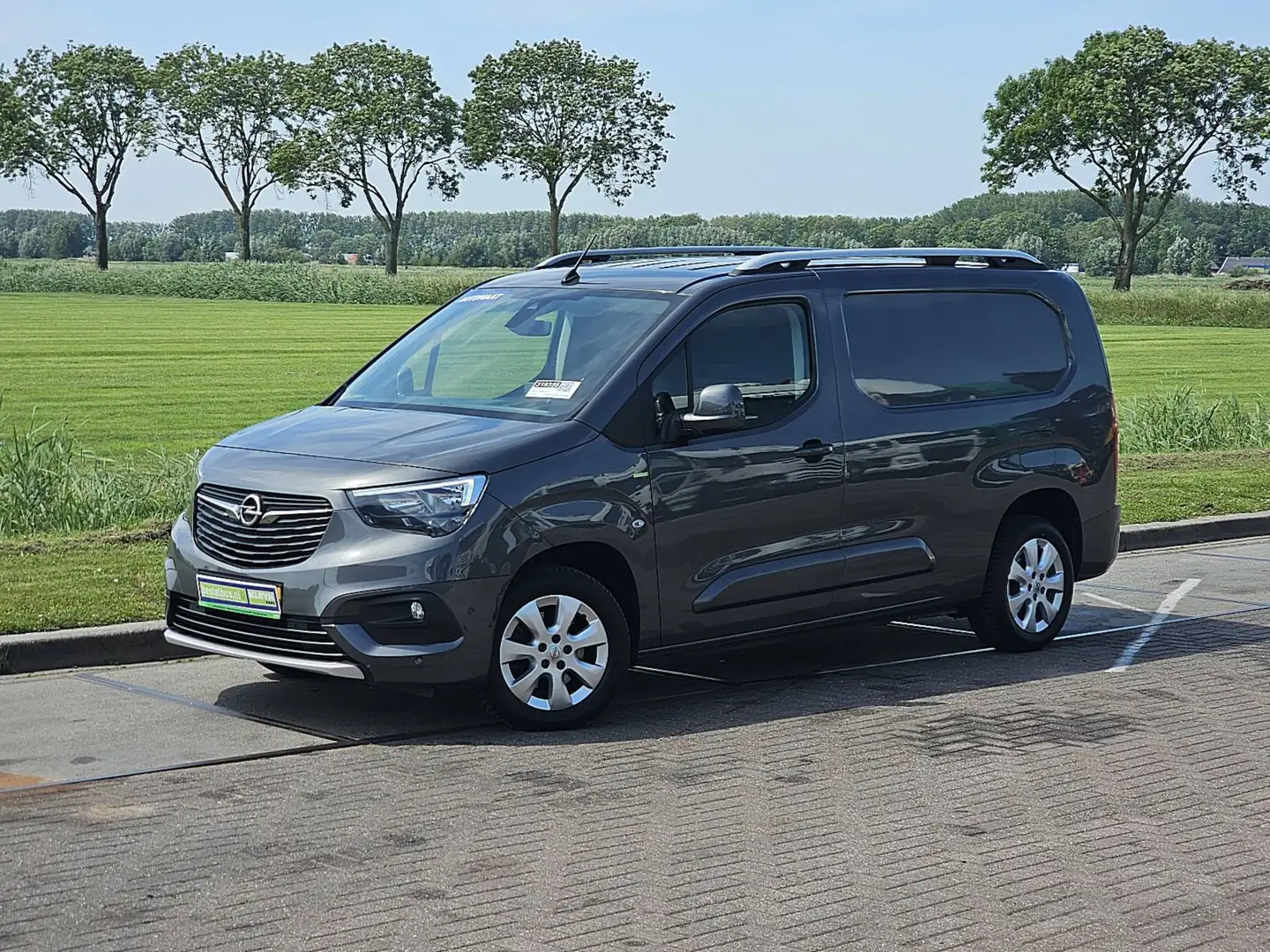 Opel Combo 1.5 L2 Autom Innovation! Zwart - 2