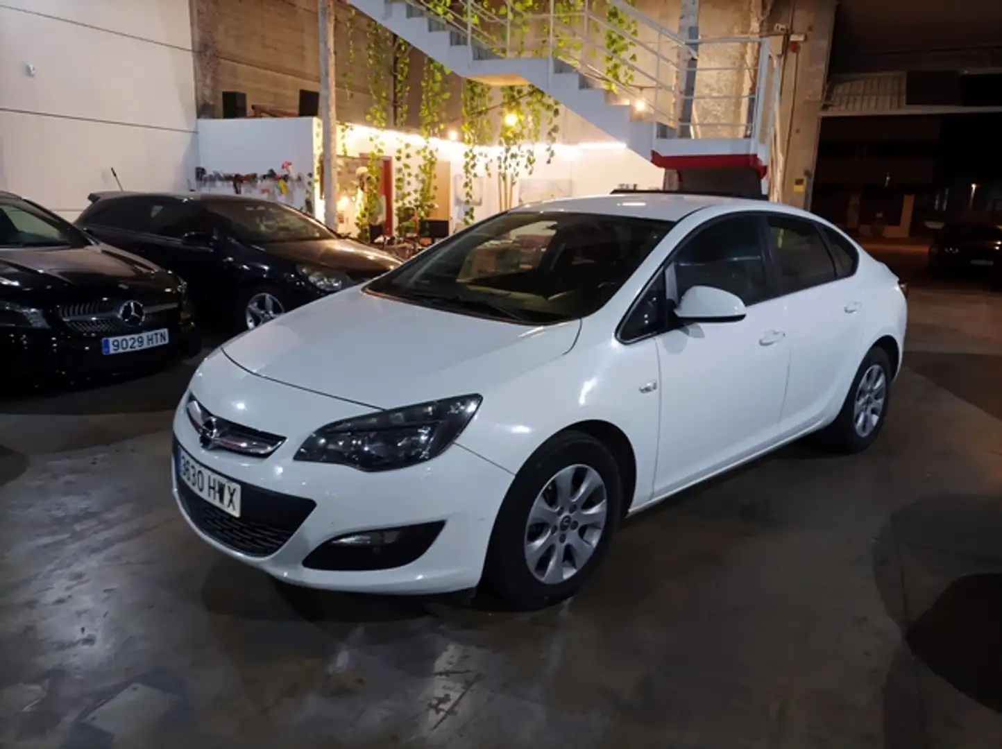 Opel Astra Sedán 1.7CDTi S/S Selective Wit - 1