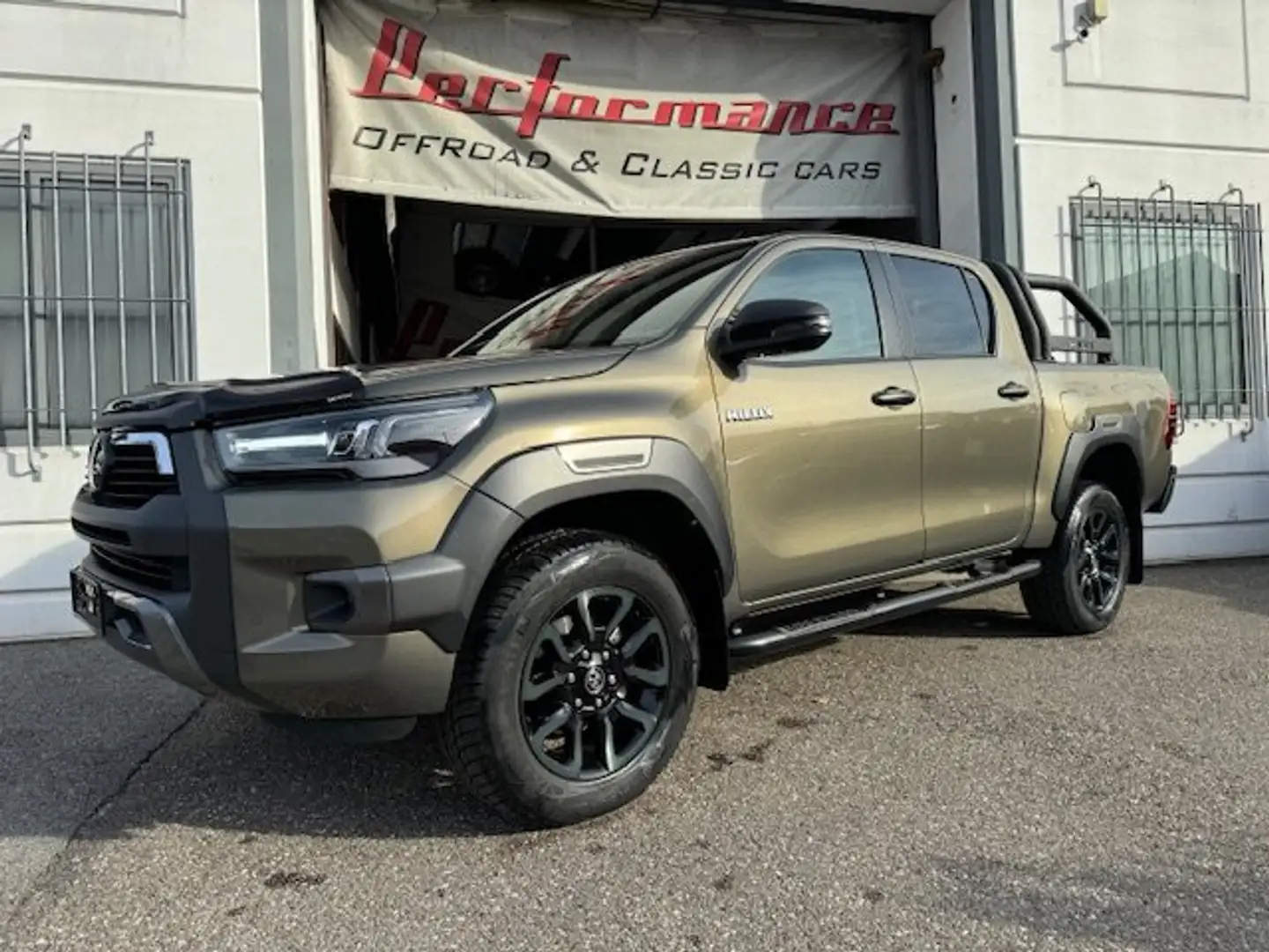 Toyota Hilux 2.8 D-4D DC 204CV INVINCIBLE +OPTIONAL Brons - 1