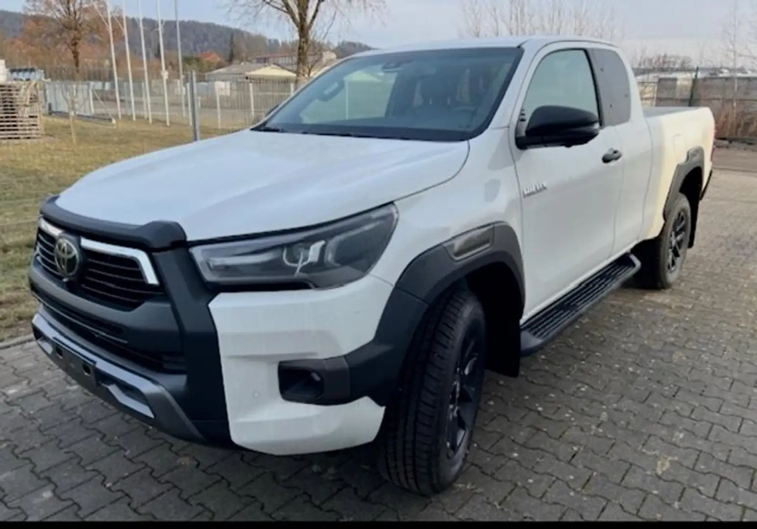 Toyota Hilux EXTRA-CAB 2.8 D-4D DC 204CV INVINCIBLE Plateado - 2