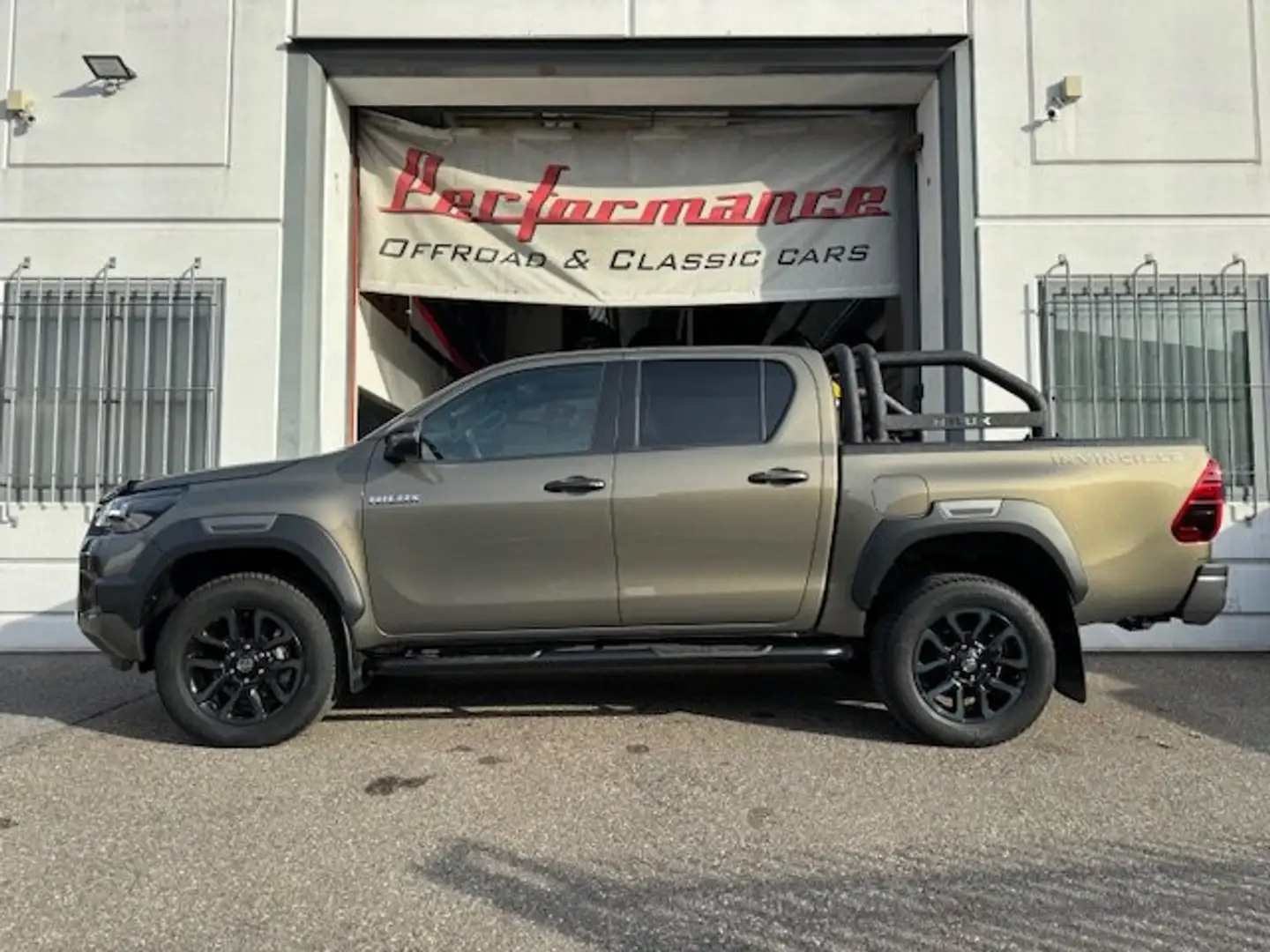 Toyota Hilux 2.8 D-4D DC 204CV INVINCIBLE  ROLLBAR Brąz - 2