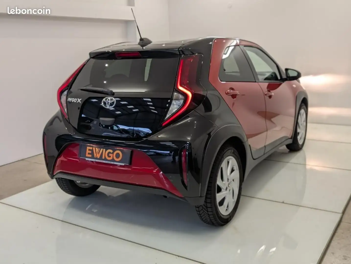 Toyota Aygo x 1.0 VVT-i 72ch DESIGN Rouge - 2