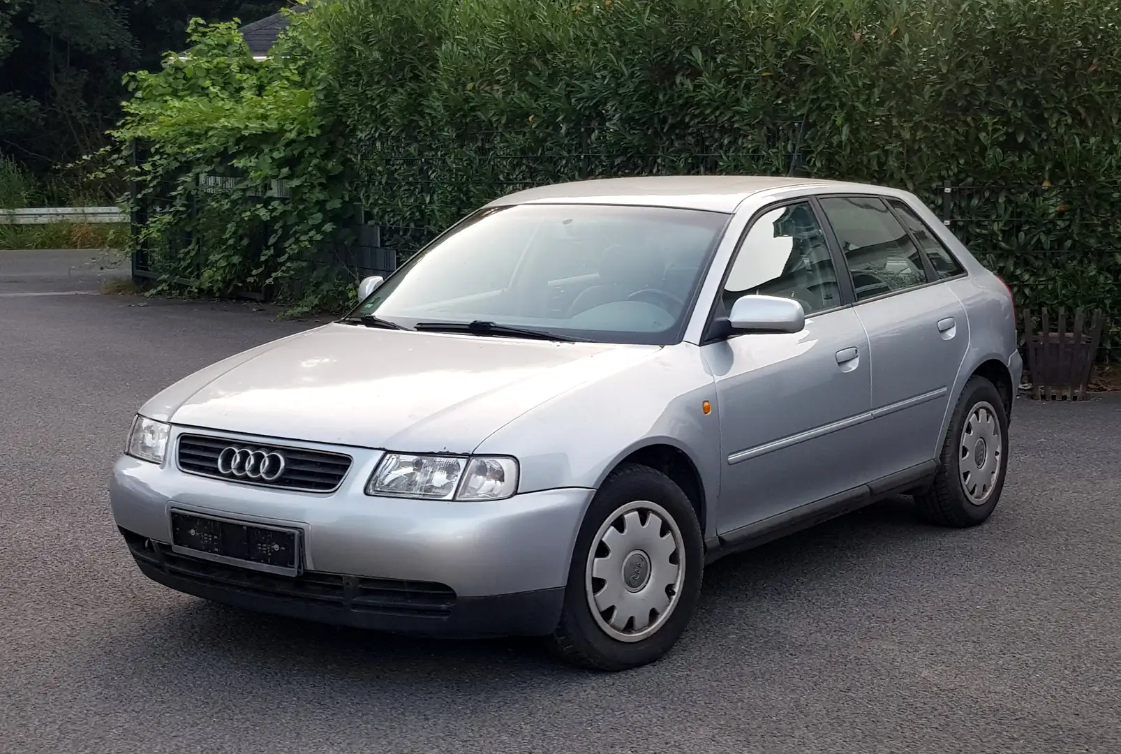 Audi A3 1.6 Ambiente Silber - 1