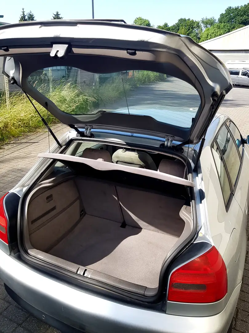 Audi A3 1.6 Ambiente Silber - 2