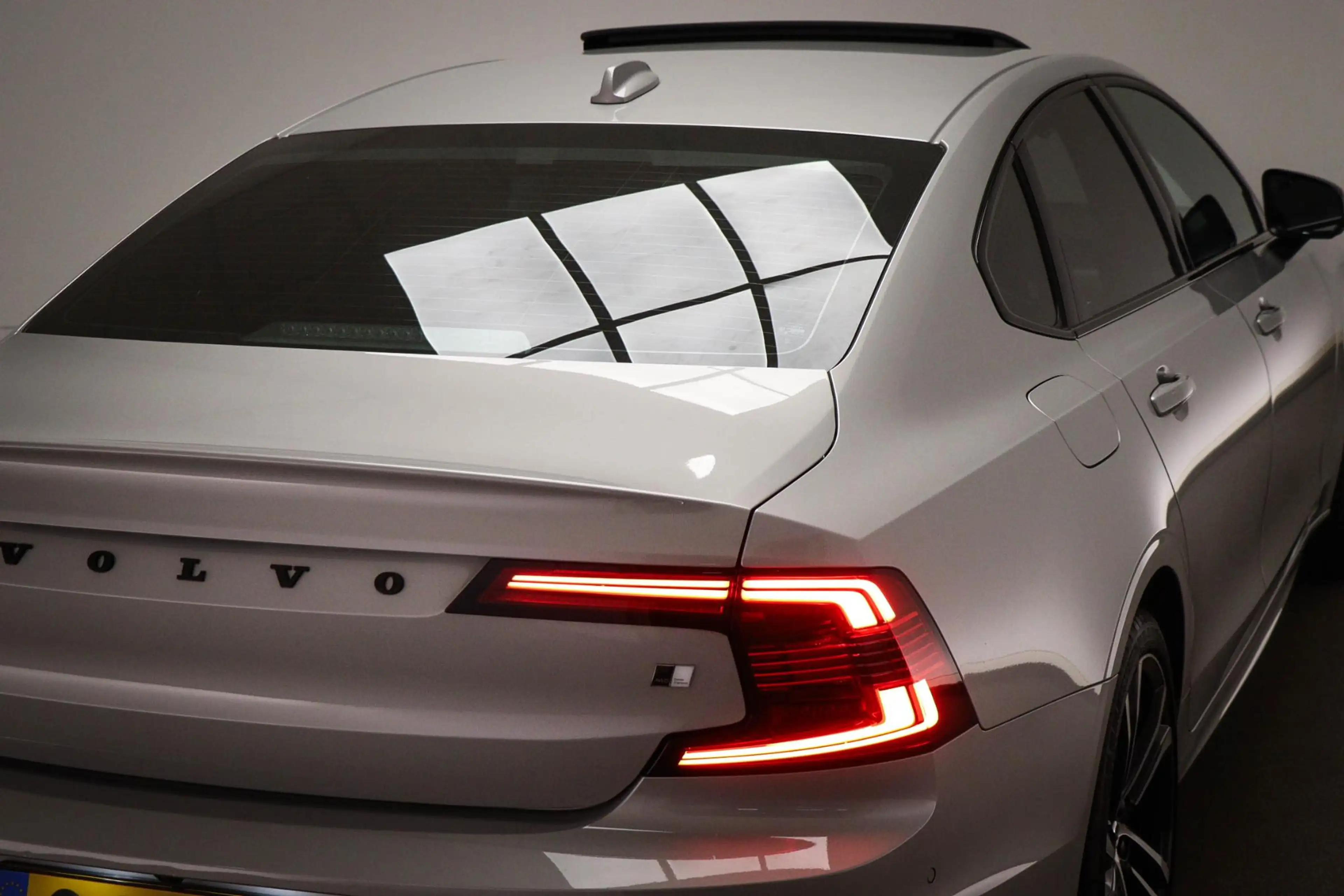Volvo S90 2.0 B5 Ultimate Dark | Luchtvering | Bower & Wilki — photo 26