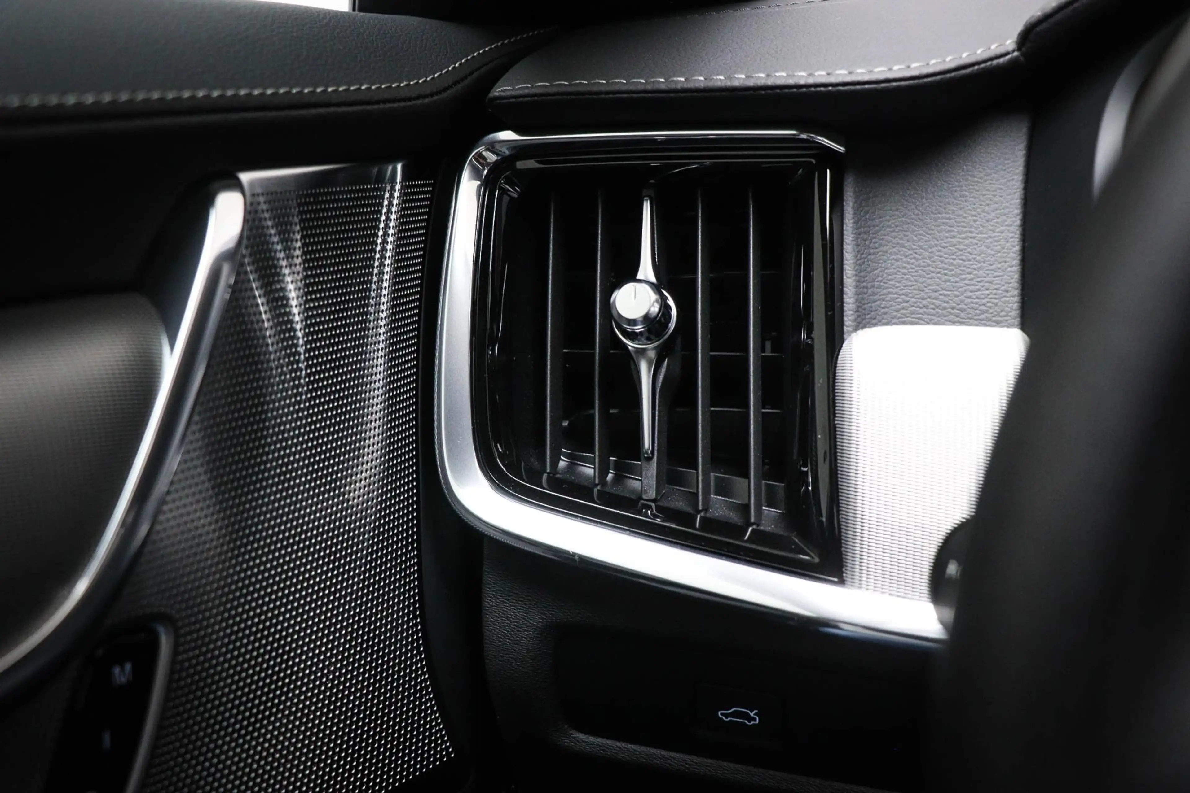 Volvo S90 2.0 B5 Ultimate Dark | Luchtvering | Bower & Wilki — photo 33