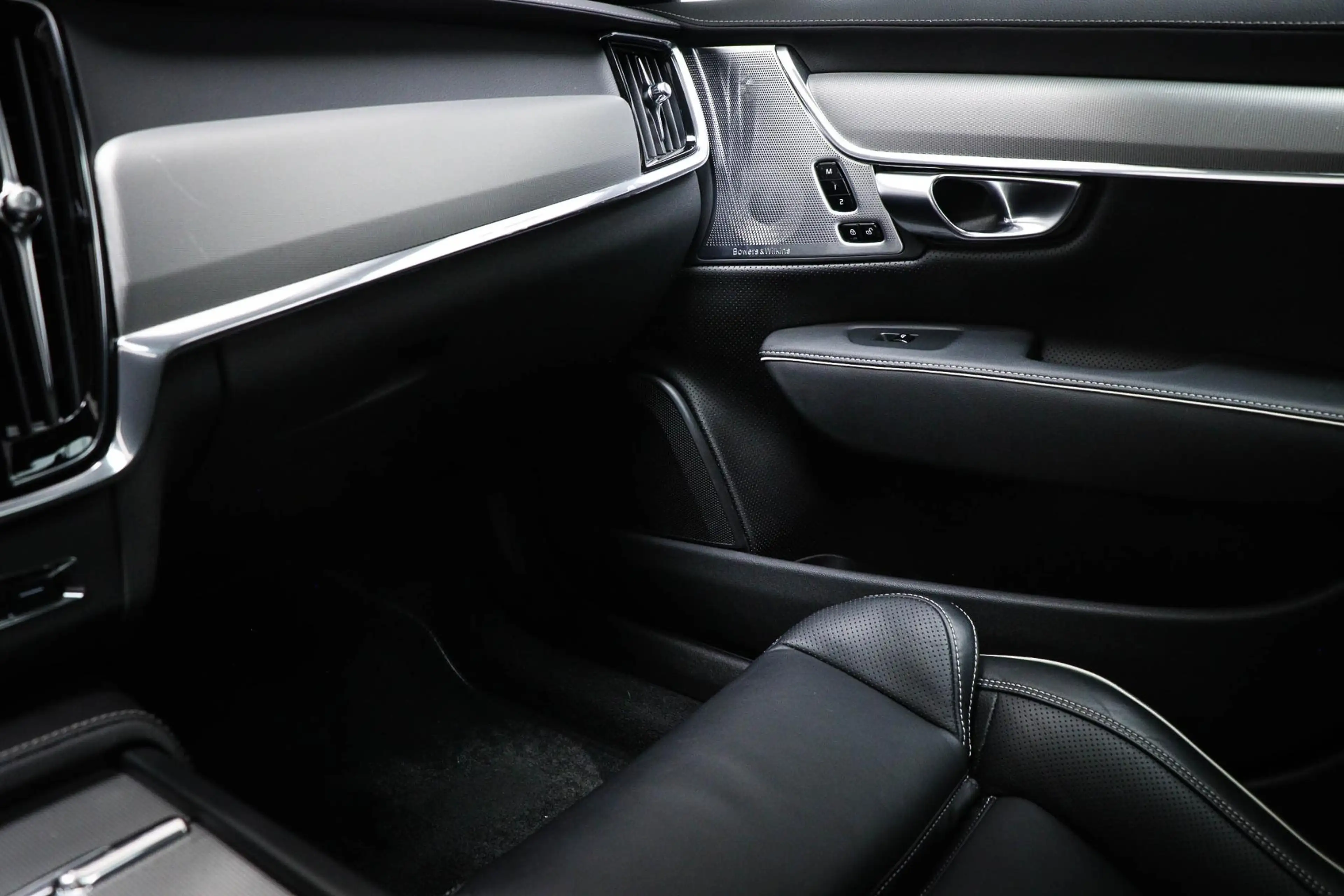 Volvo S90 2.0 B5 Ultimate Dark | Luchtvering | Bower & Wilki — photo 36