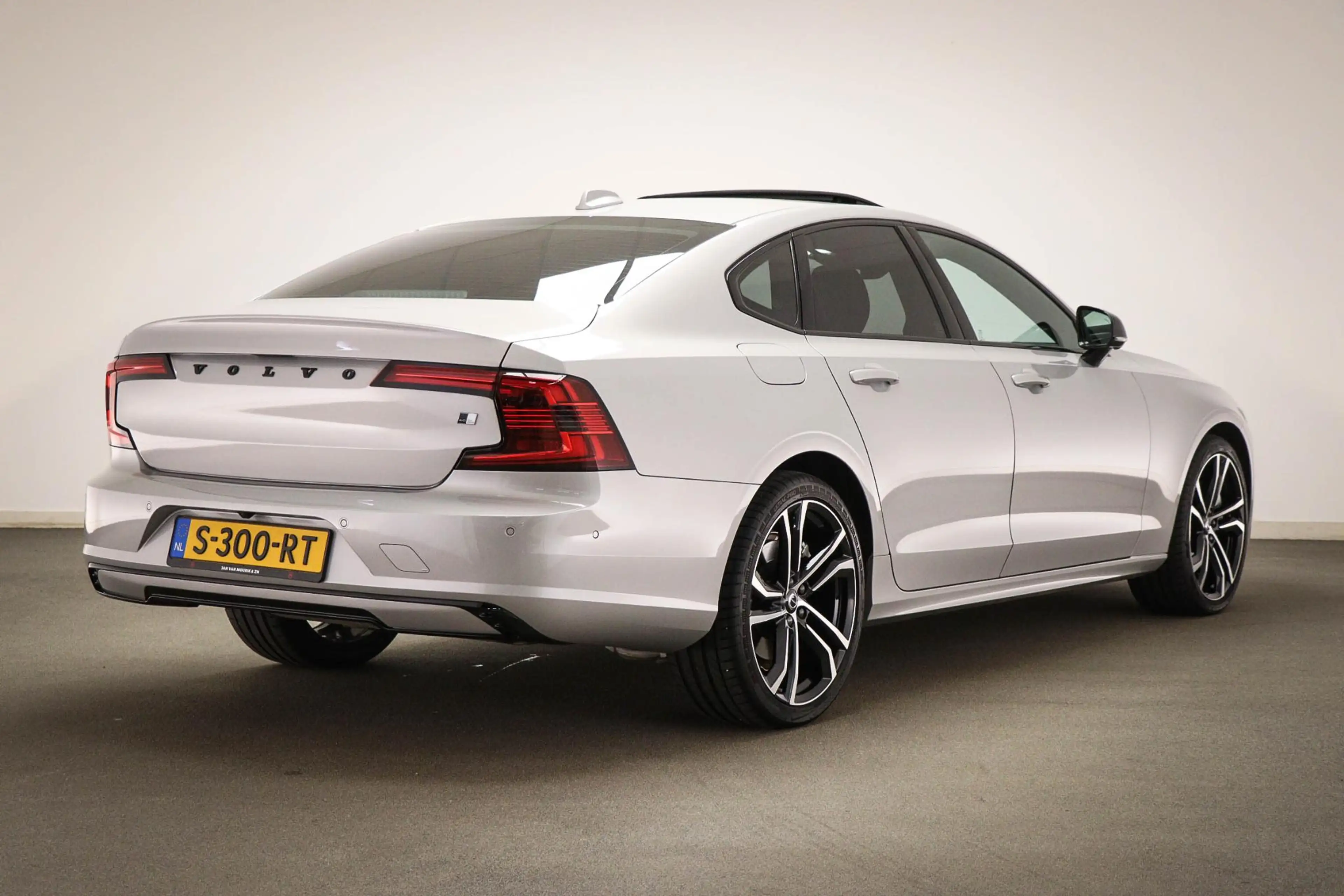 Volvo S90 2.0 B5 Ultimate Dark | Luchtvering | Bower & Wilki — photo 2