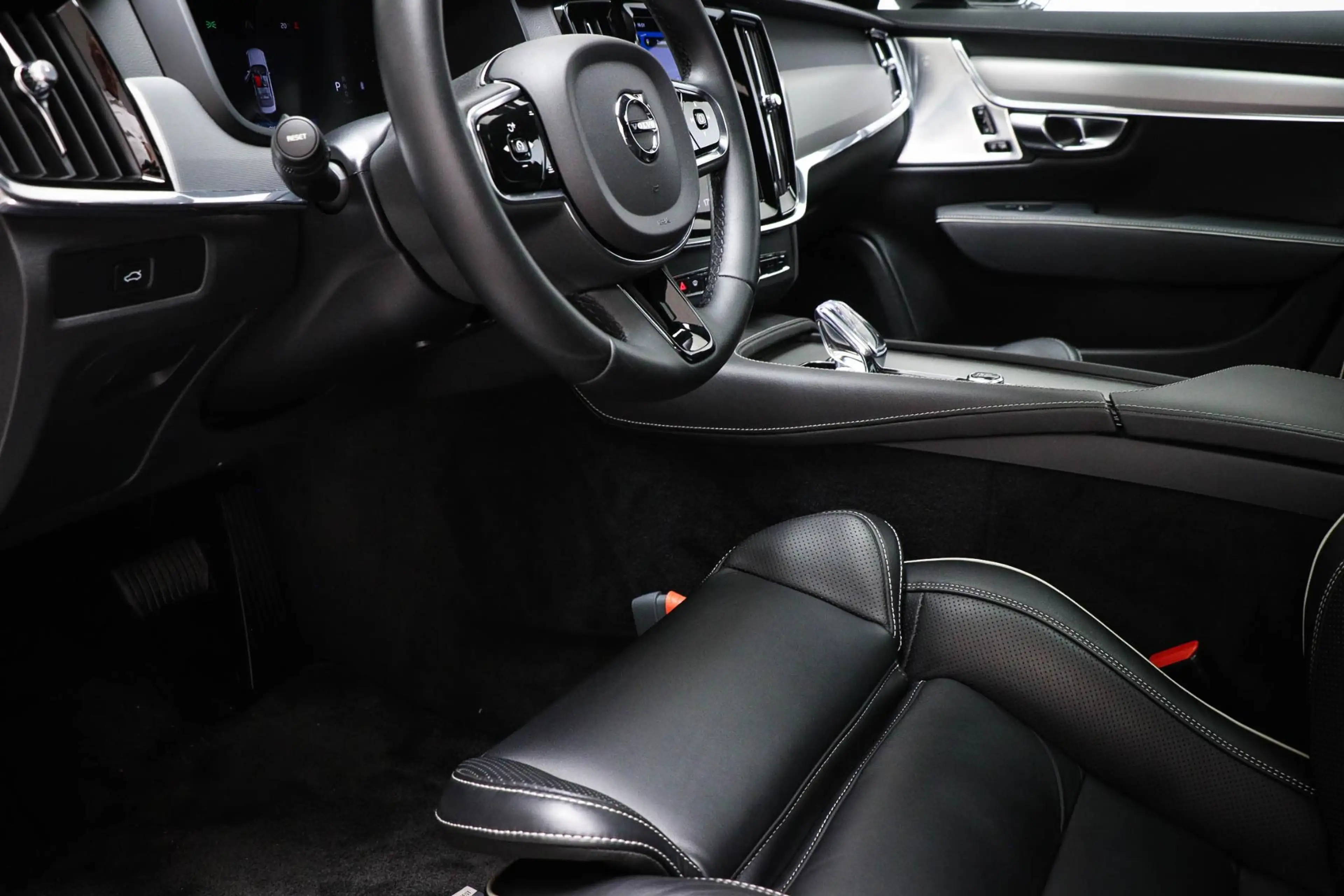 Volvo S90 2.0 B5 Ultimate Dark | Luchtvering | Bower & Wilki — photo 32