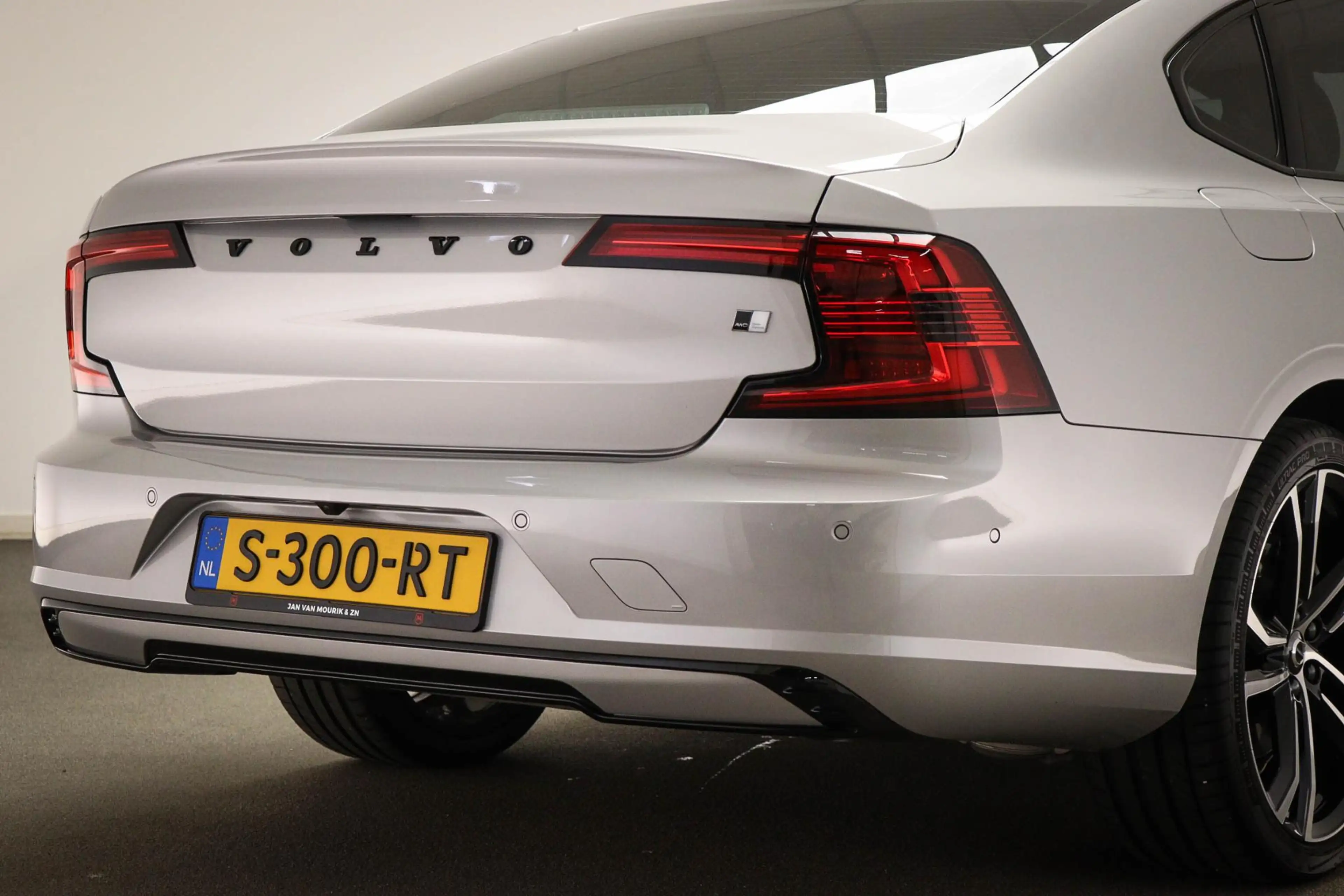 Volvo S90 2.0 B5 Ultimate Dark | Luchtvering | Bower & Wilki — photo 25