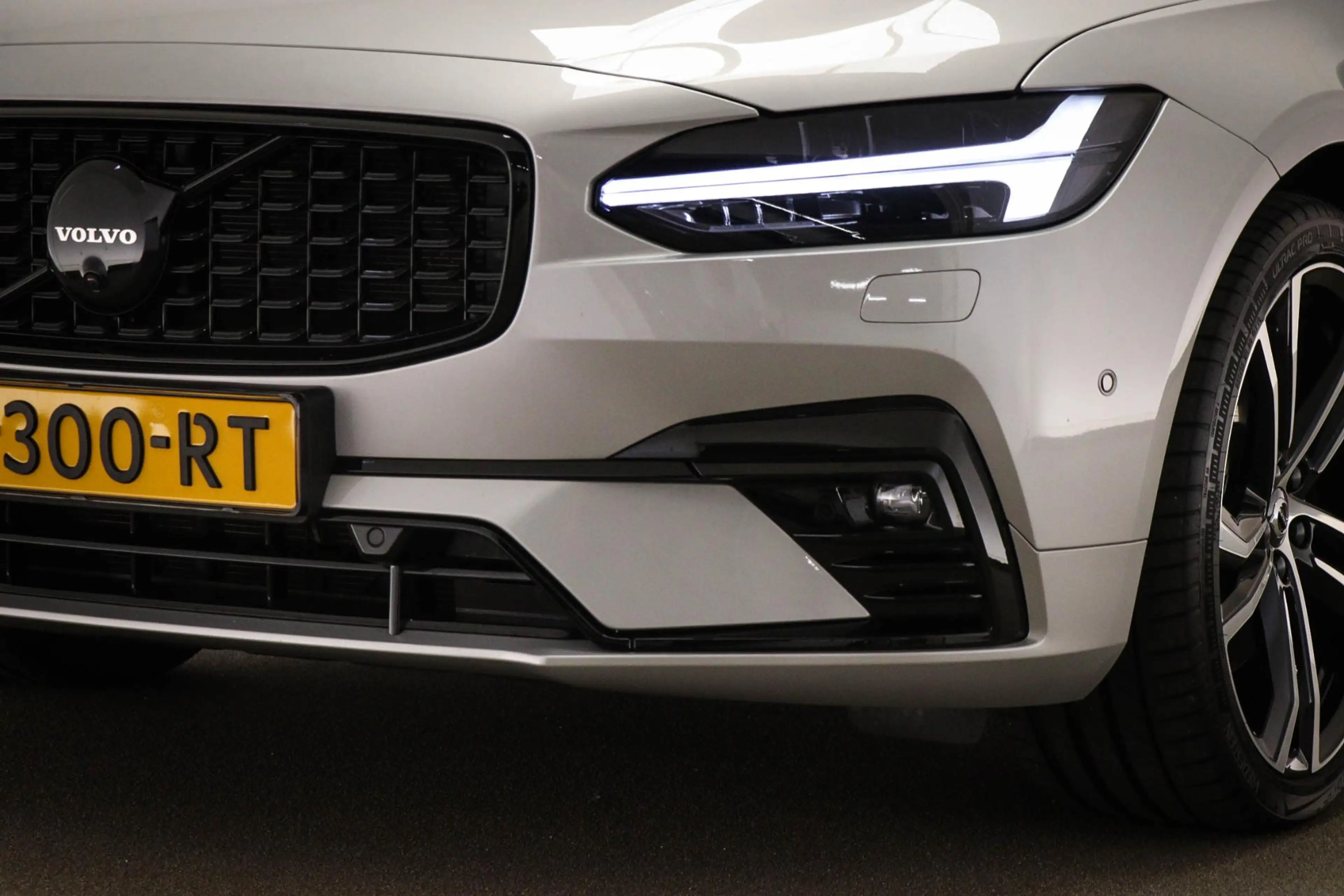 Volvo S90 2.0 B5 Ultimate Dark | Luchtvering | Bower & Wilki — photo 21
