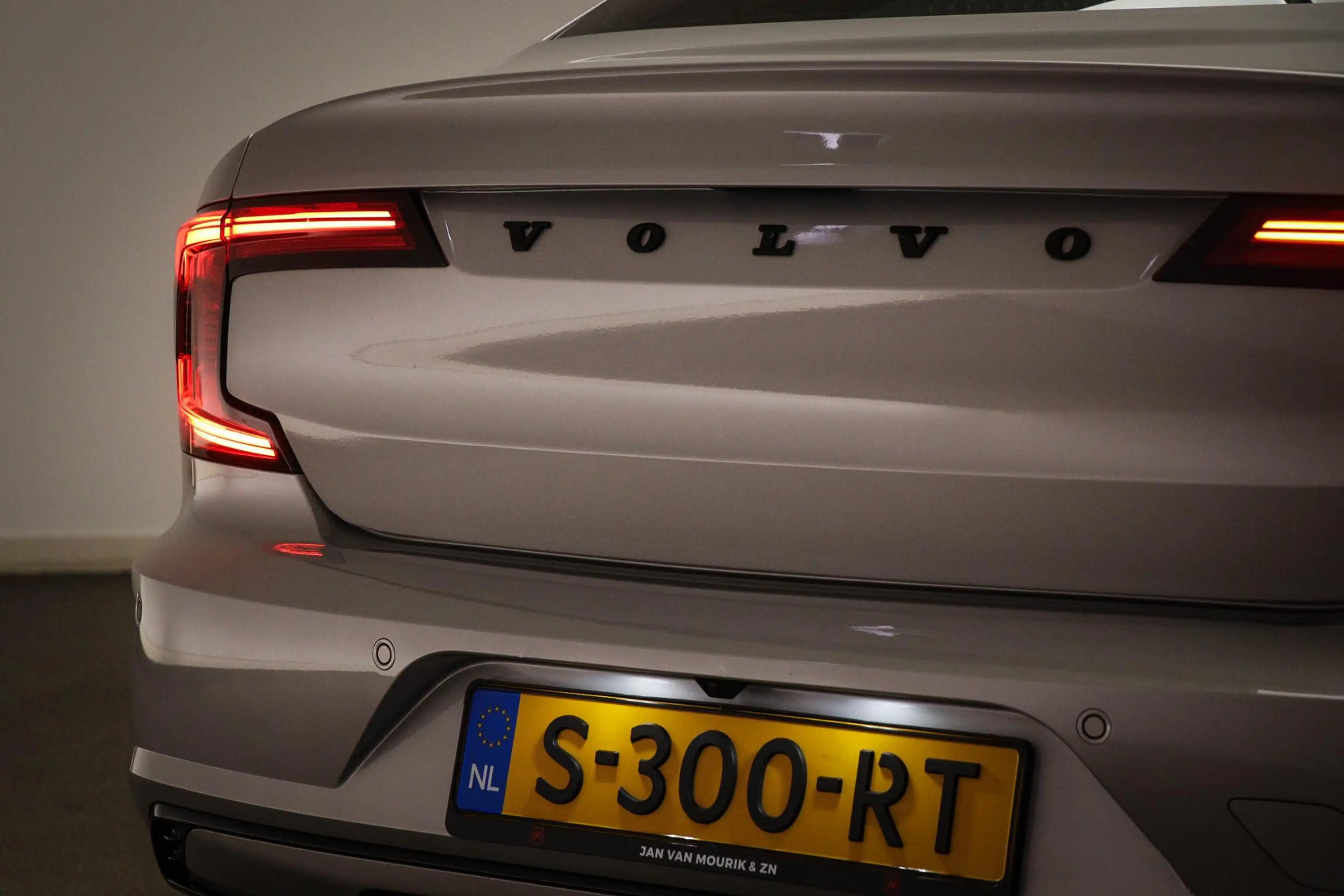 Volvo S90 2.0 B5 Ultimate Dark | Luchtvering | Bower & Wilki — photo 27