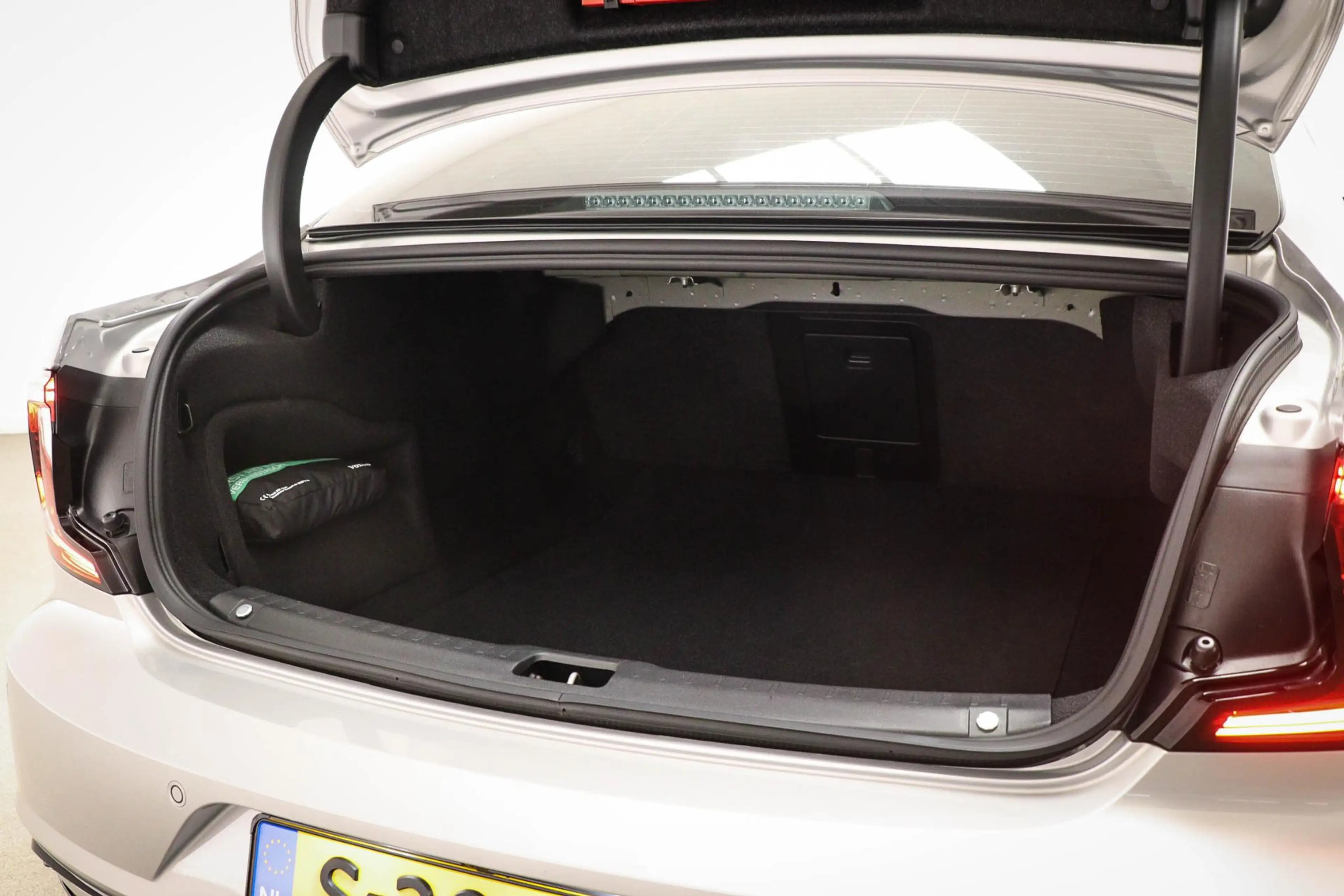 Volvo S90 2.0 B5 Ultimate Dark | Luchtvering | Bower & Wilki — photo 17