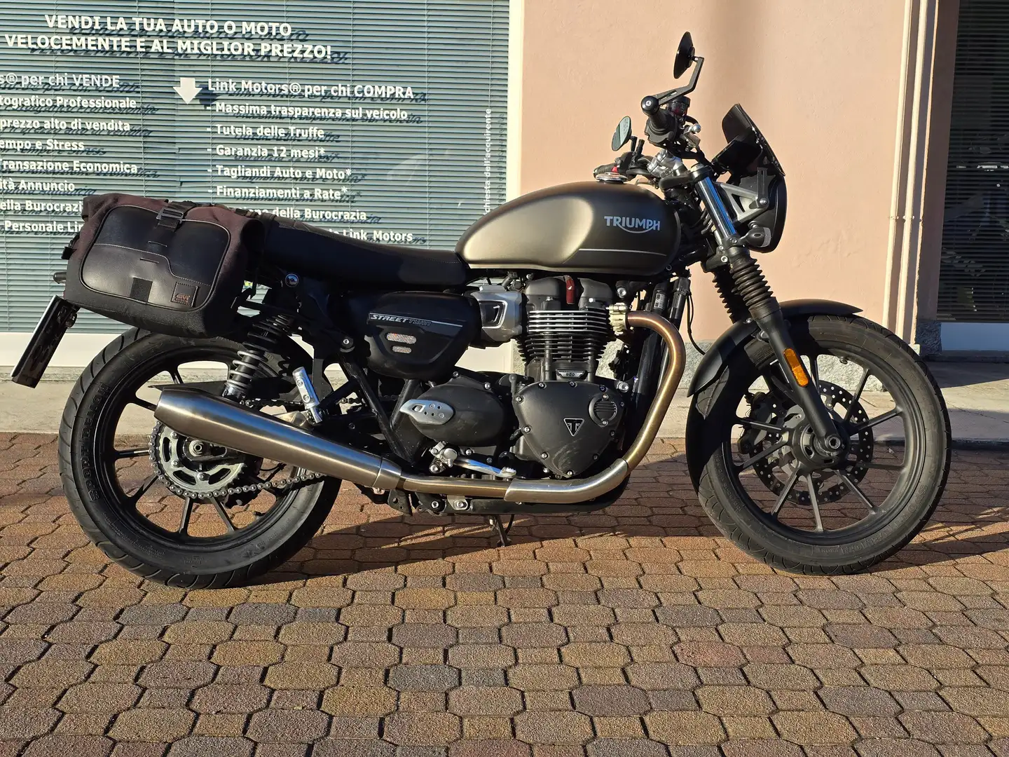 Triumph Street Twin 900 Verde - 2