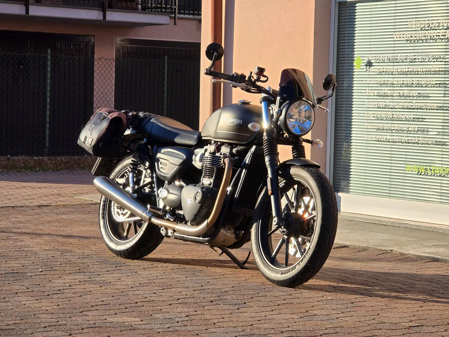 Triumph Street Twin 900 Verde - 1