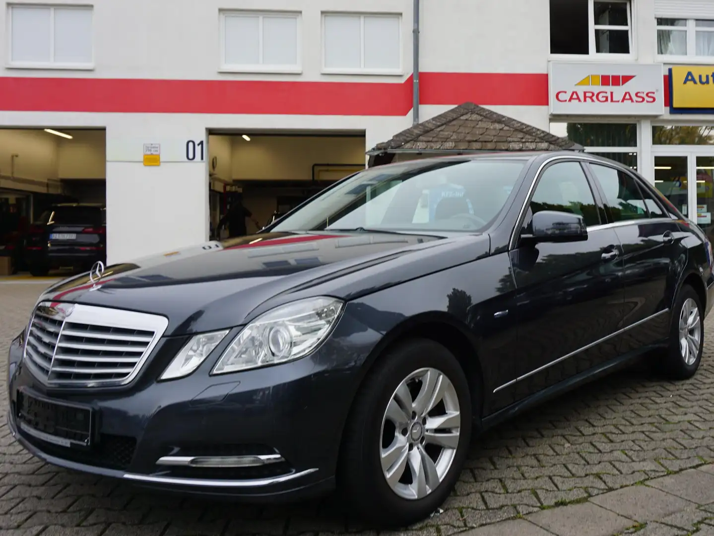 Mercedes-Benz E 250 E 250 CGI BlueEfficiency Anhängerkupplung Grijs - 2