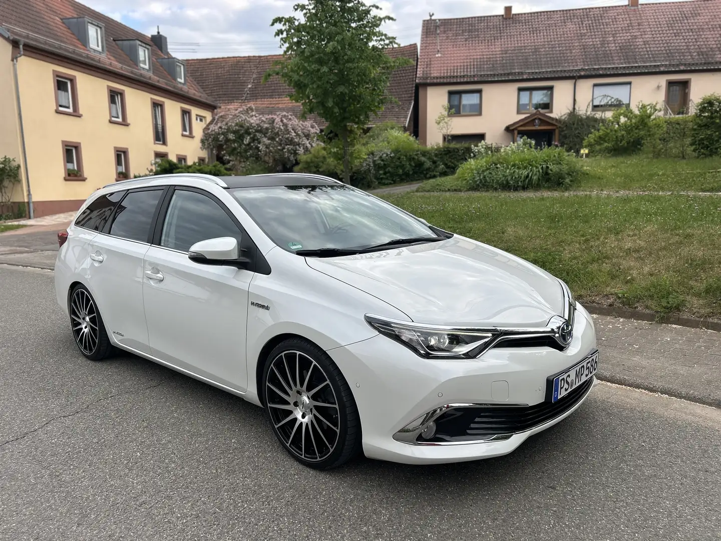 Toyota Auris 1.8 Hybrid Executive mit Toyota-Garantie Weiß - 1