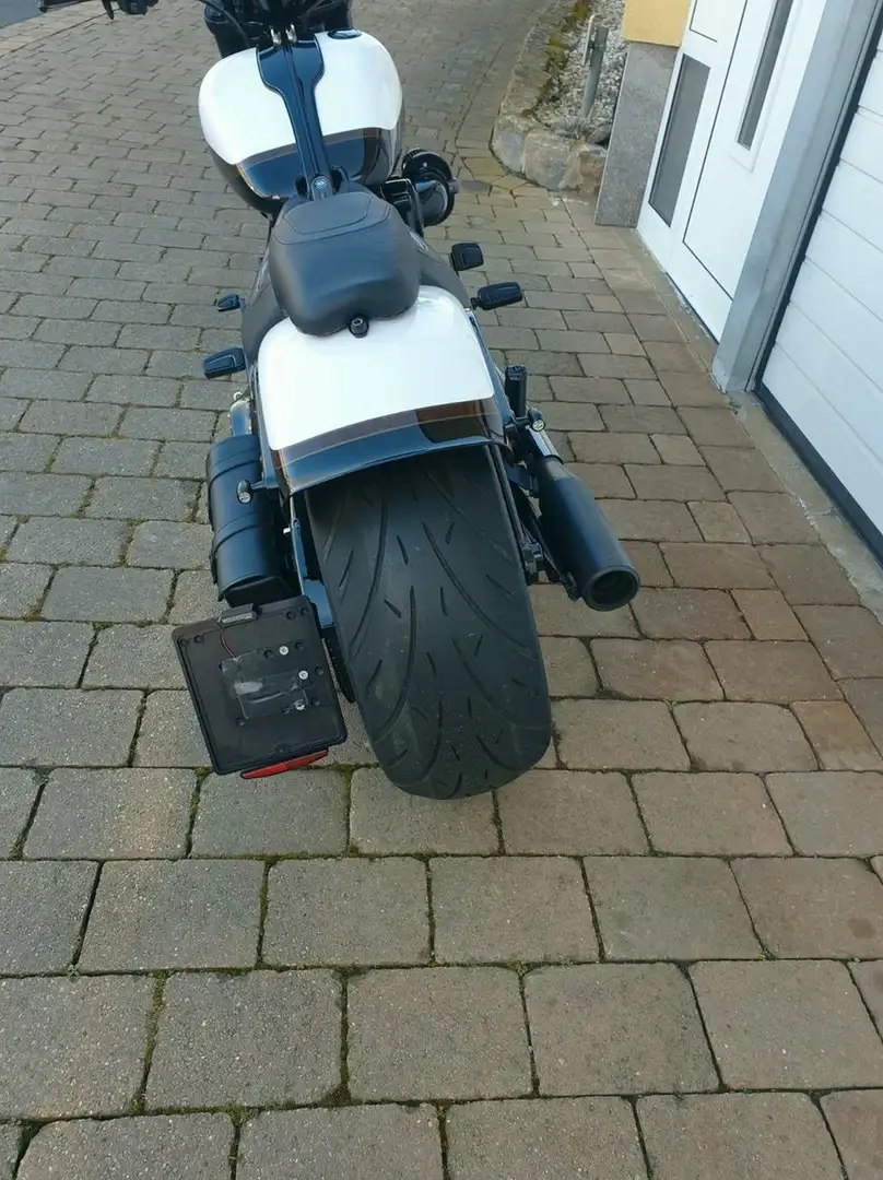 Harley-Davidson CVO Pro Street Breakout Bílá - 2