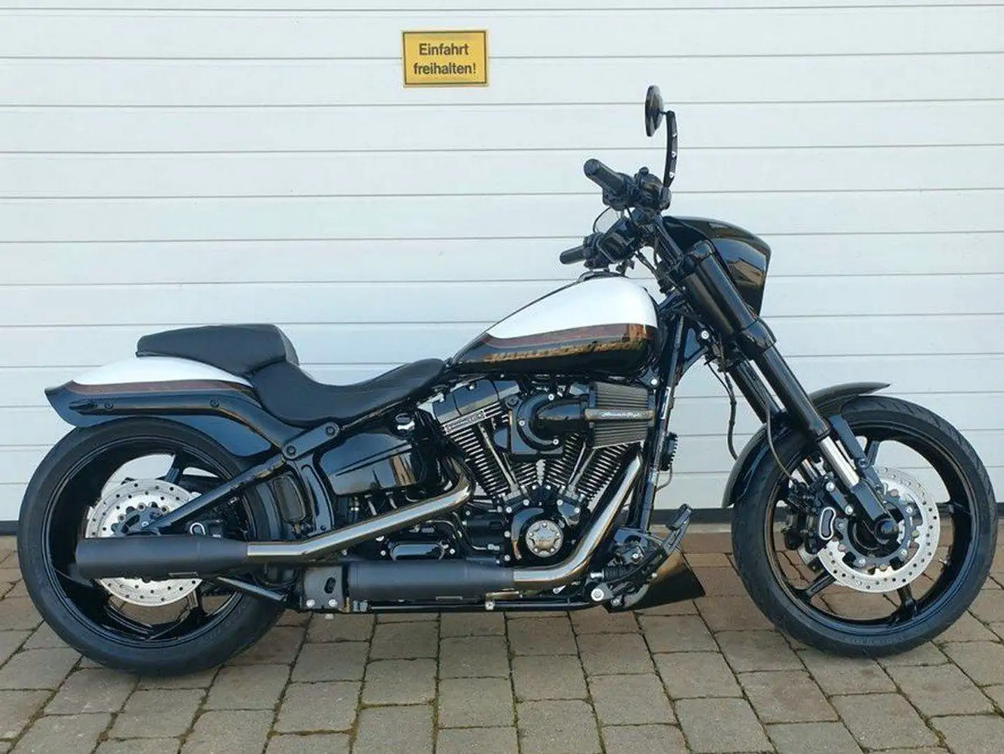 Harley-Davidson CVO Pro Street Breakout Bílá - 1