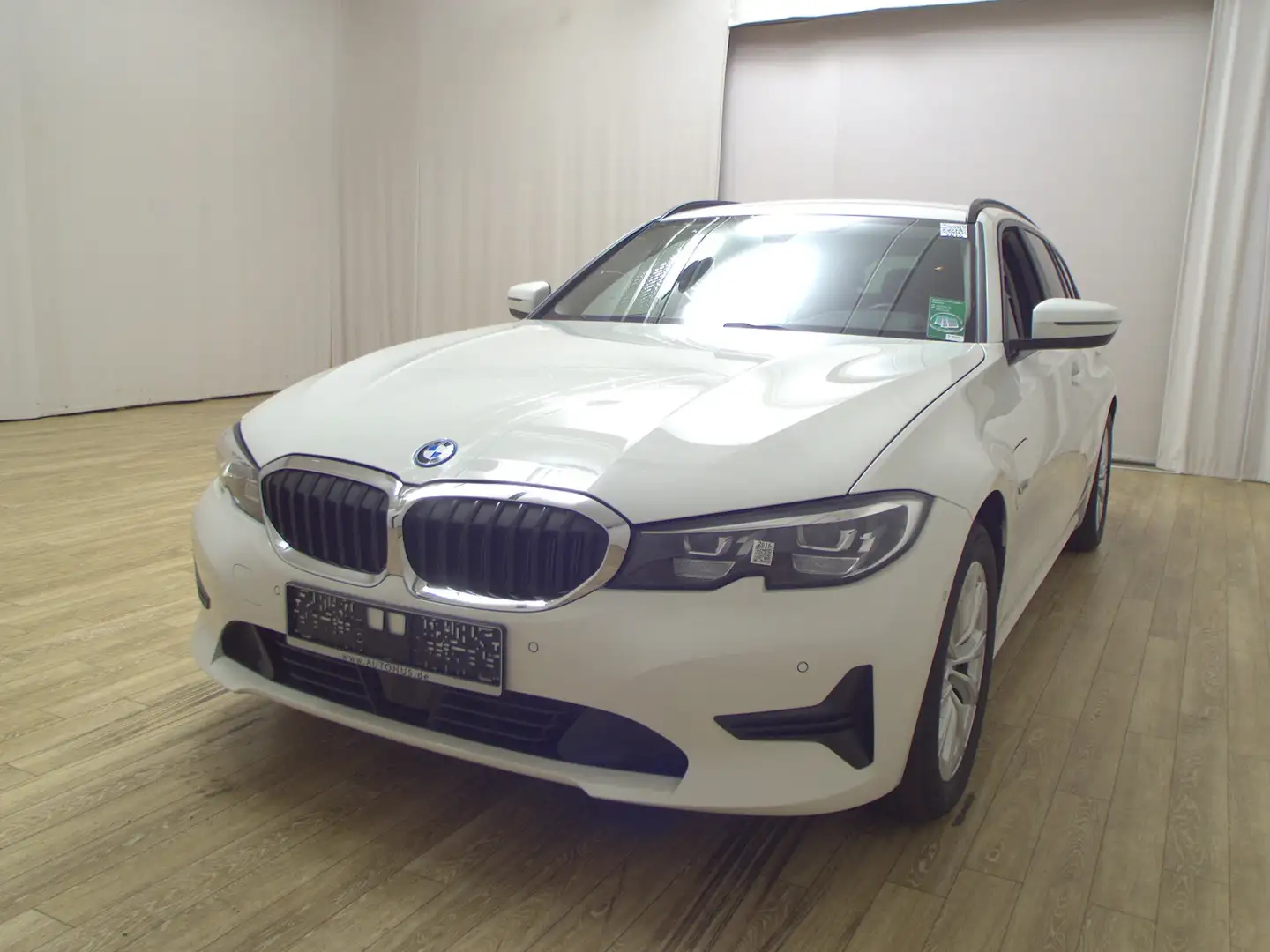 BMW 330 e Touring Advantage Leder Navi LC Prof. LED Weiß - 2