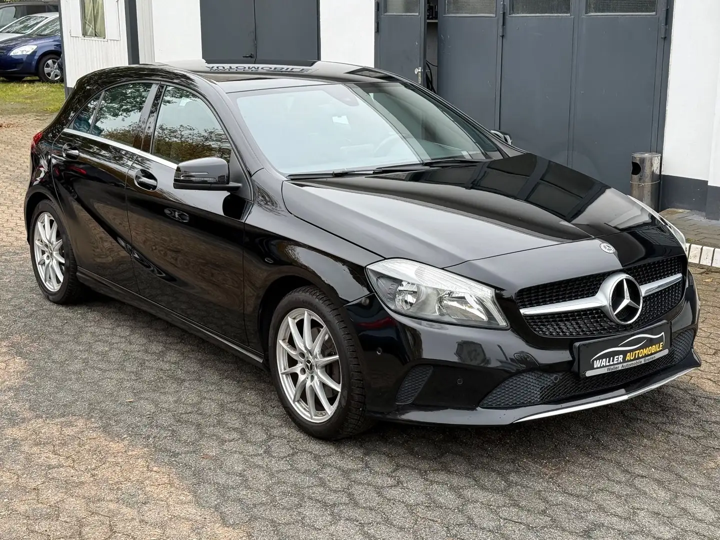 Mercedes-Benz A 180 BlueEfficiency NAVI / SHZ / PDC Noir - 1