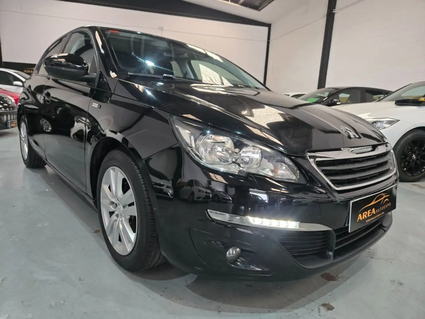 Peugeot 308 1.6 BlueHDi Style 100 Schwarz - 2