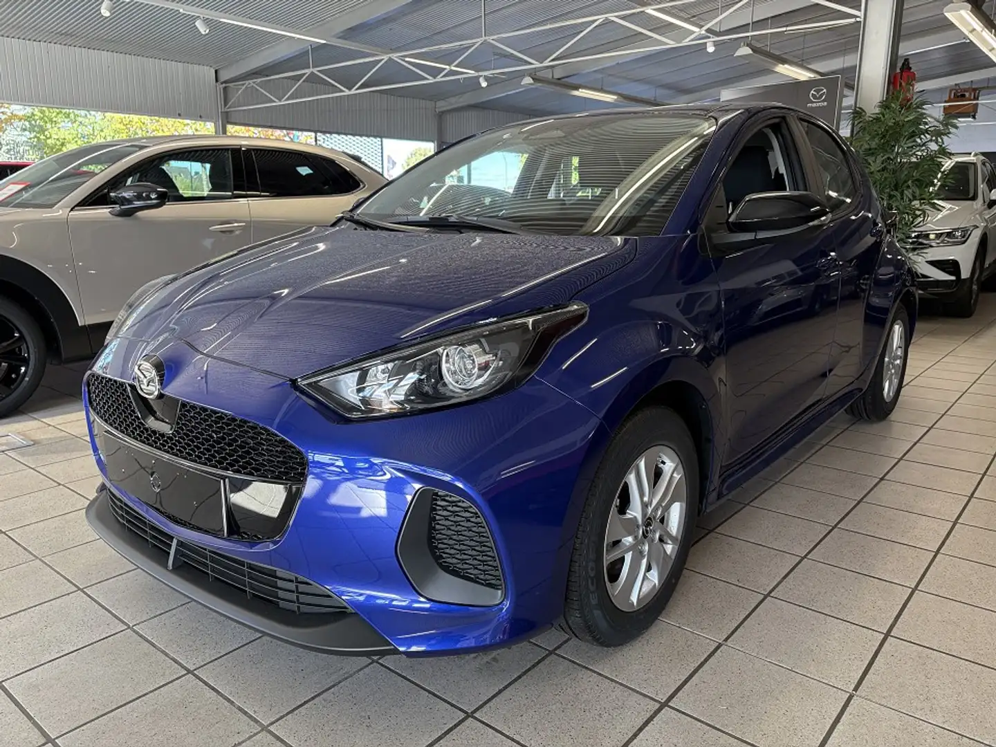 Mazda 2 HYBRID 1.5L Hybrid VVT-i Center-l, Blau - 2