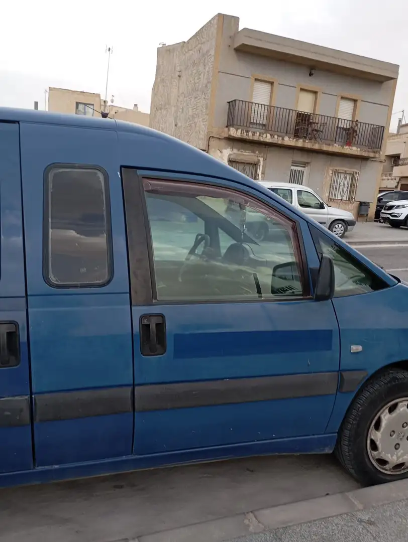 Peugeot e-Expert Un vehículo comercial tiene dos asientos en la par - 2