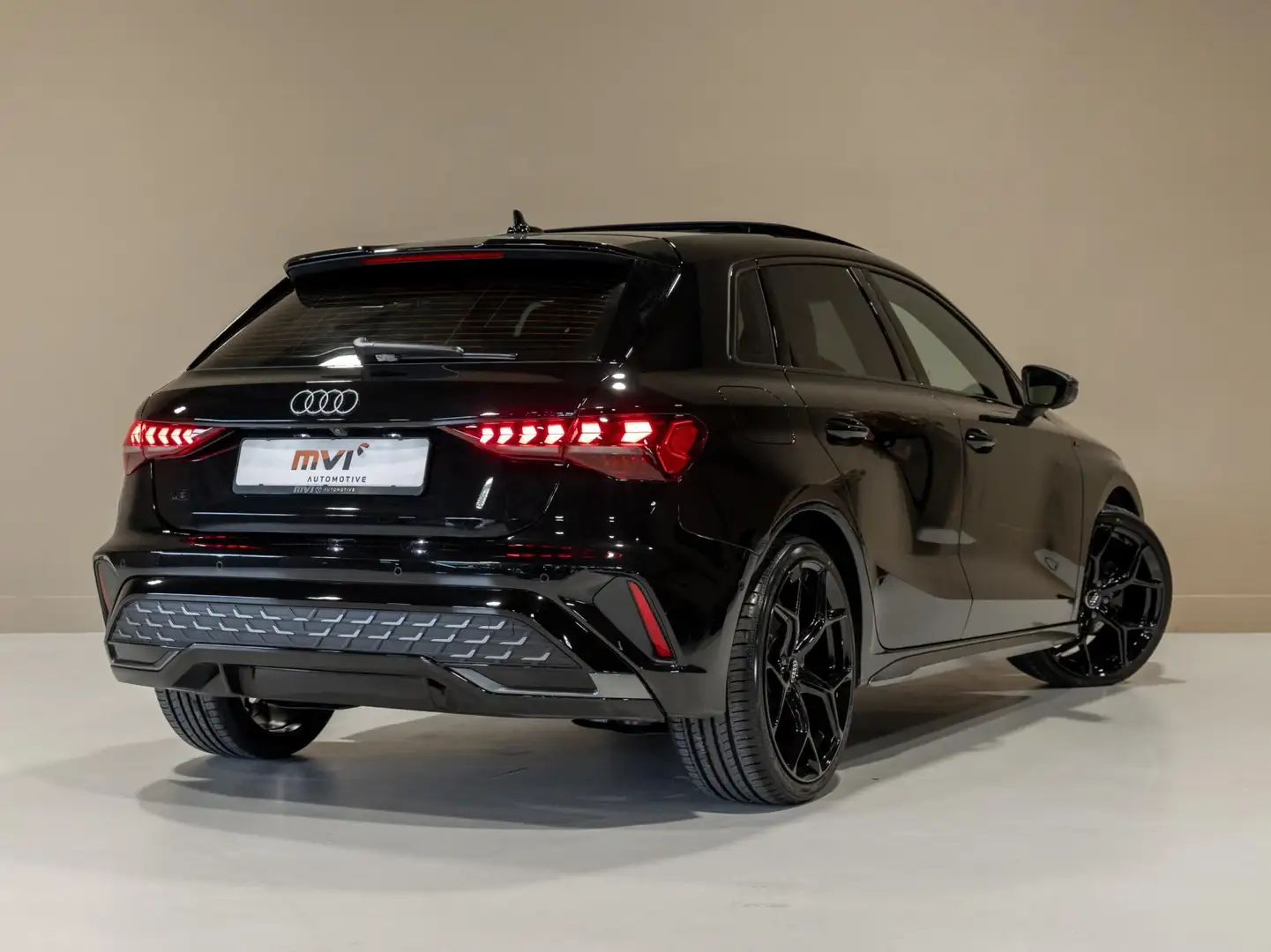 Audi A3 Sportback 35 TFSI S edition / 150pk / Panorama dak Noir - 2