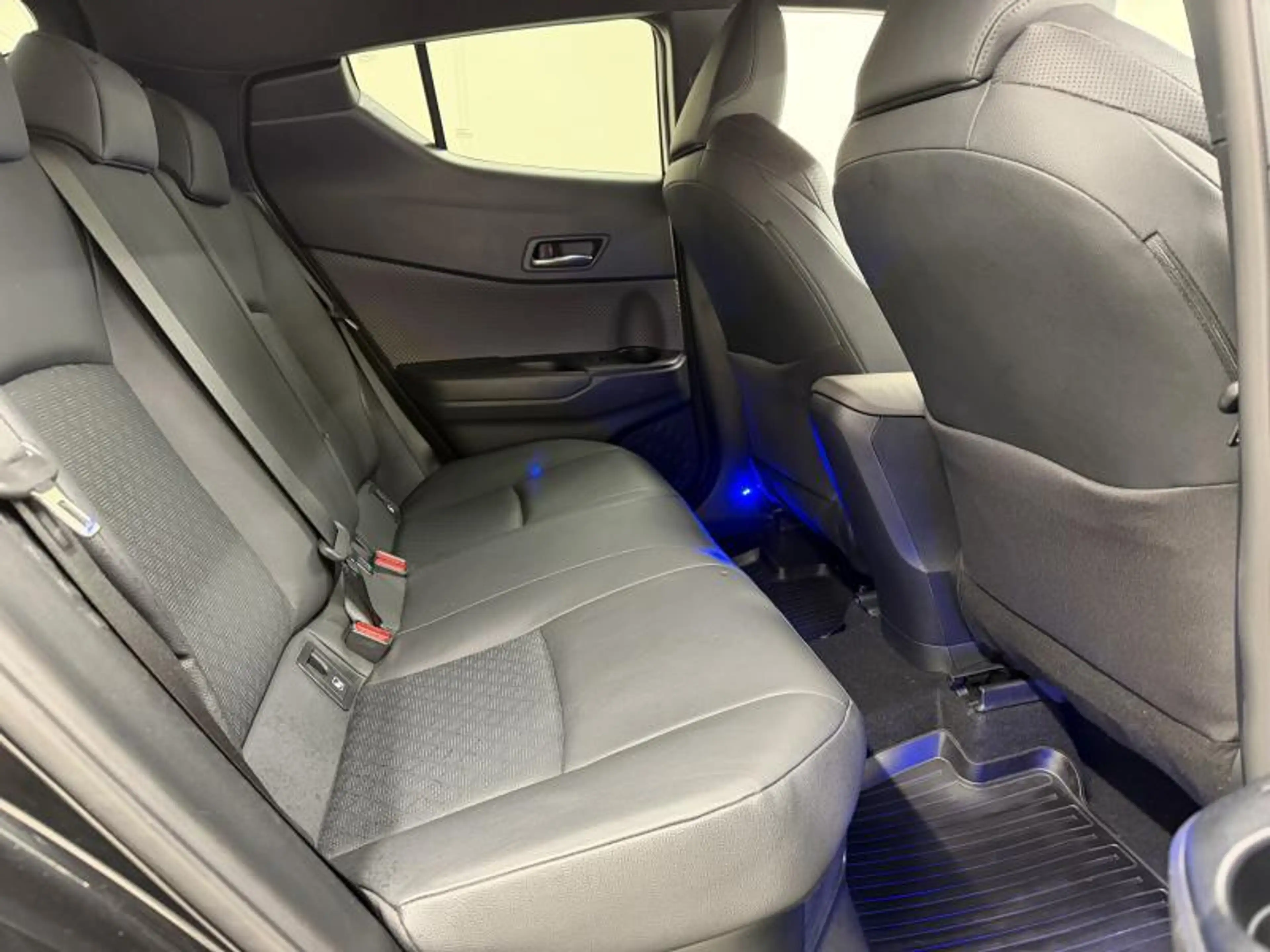 Toyota C-HR C-HIC + Premium Pack — photo 13