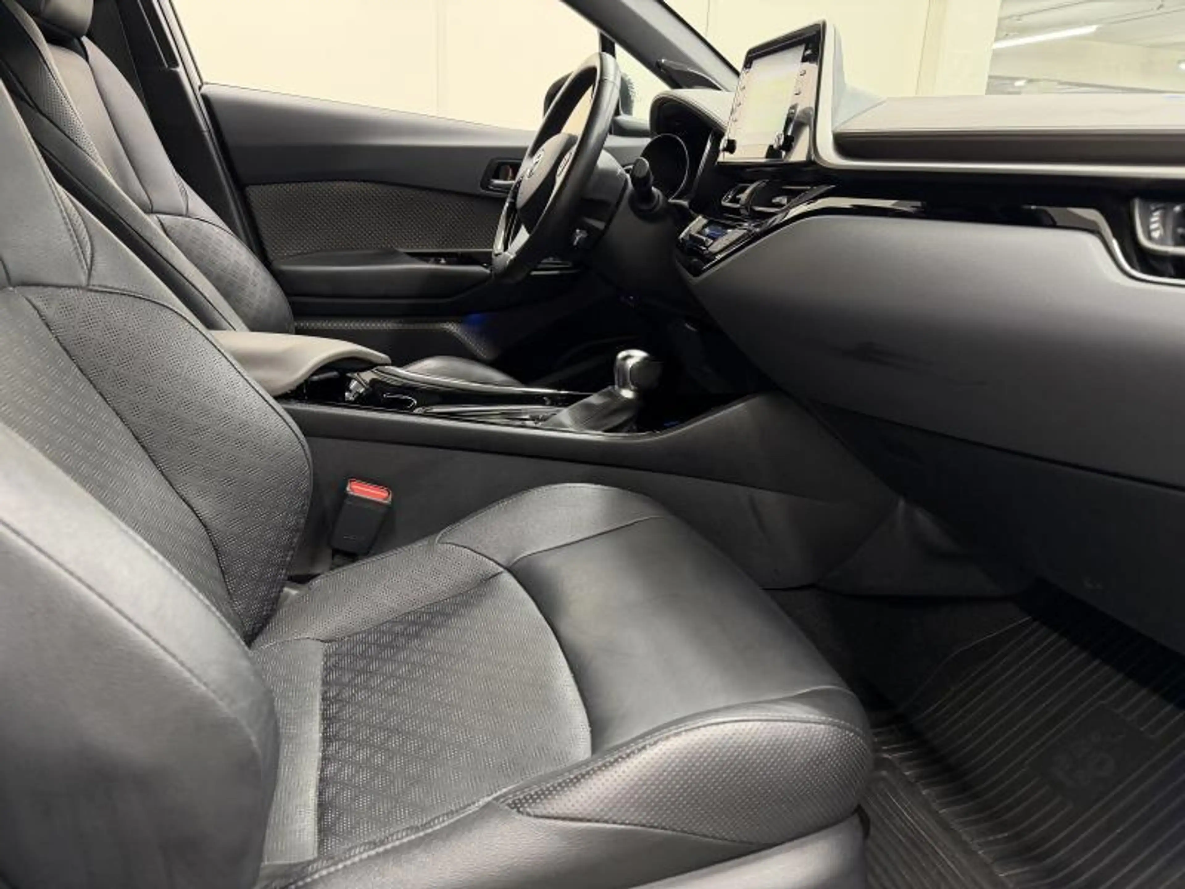 Toyota C-HR C-HIC + Premium Pack — photo 12