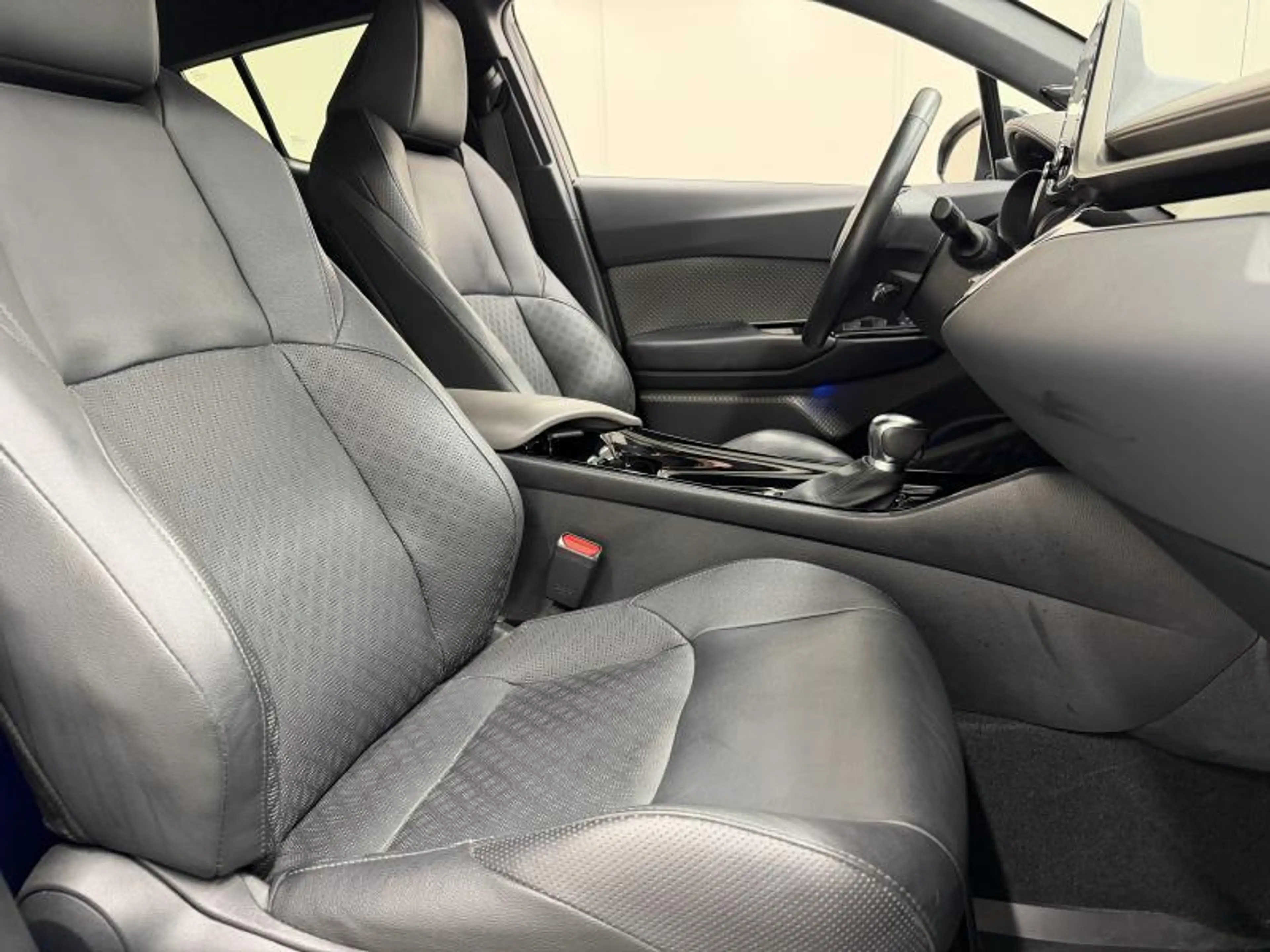 Toyota C-HR C-HIC + Premium Pack — photo 11