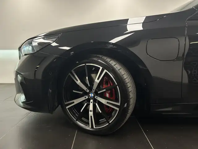 BMW 5 Series view 9