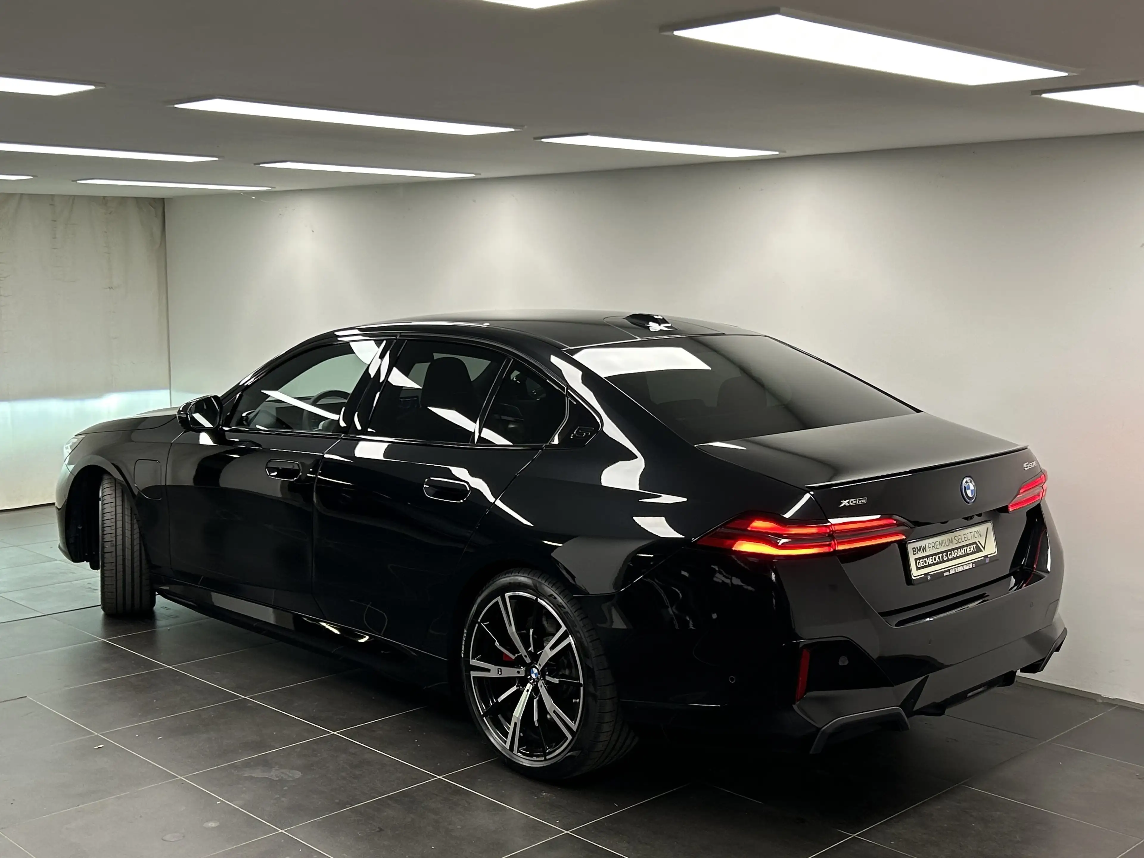BMW 550 e xDrive Limousine — photo 3