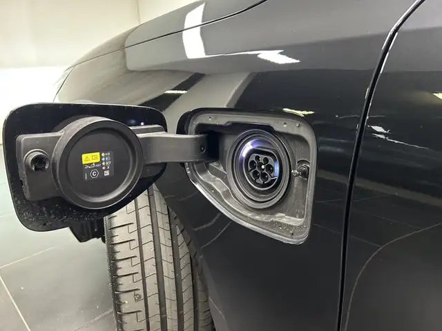 BMW 5 Series view 11